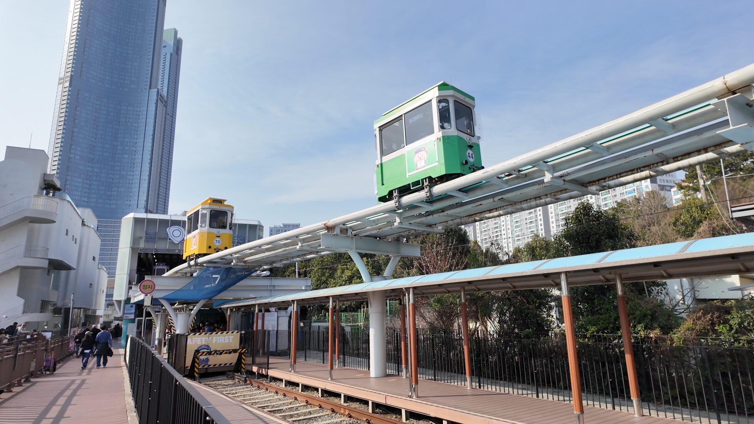 尾浦駅直前を行き交うカラフルなスカイカプセル