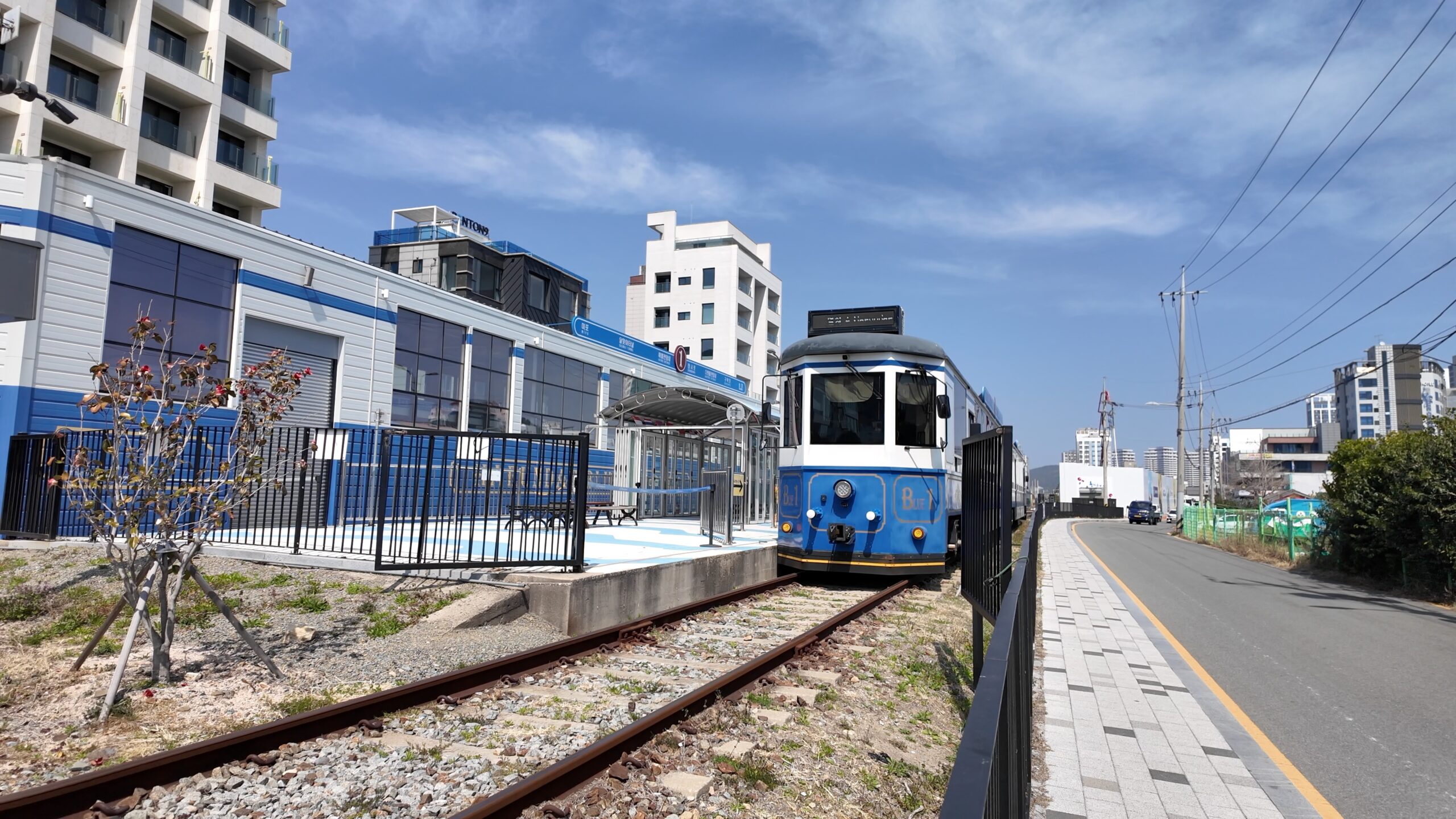 松亭駅のホームに停車中の青いビーチトレイン