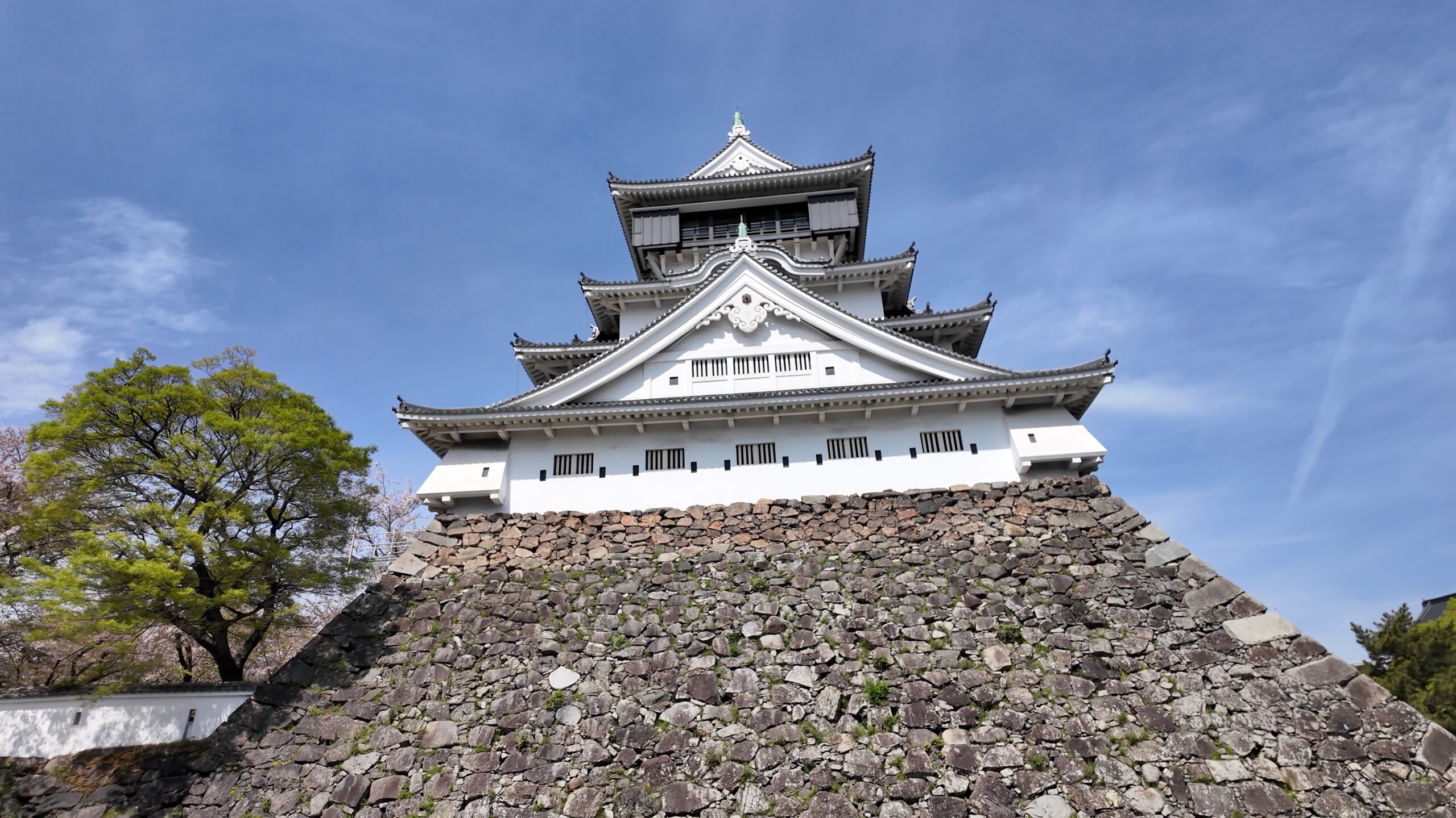 青空に映える小倉城天守閣と石垣