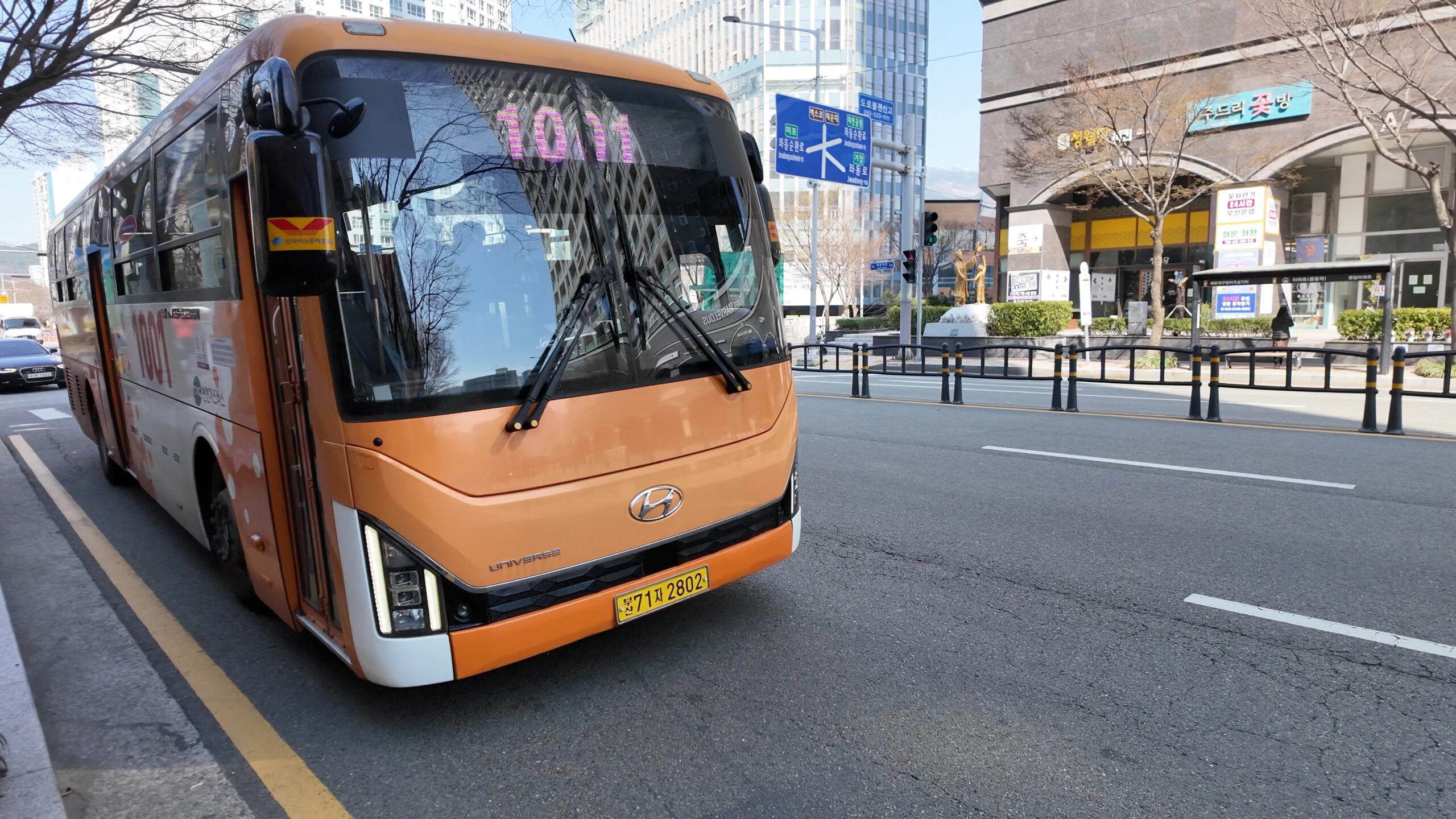 中洞駅近くのバス停に到着したオレンジ色の1001番急行バス