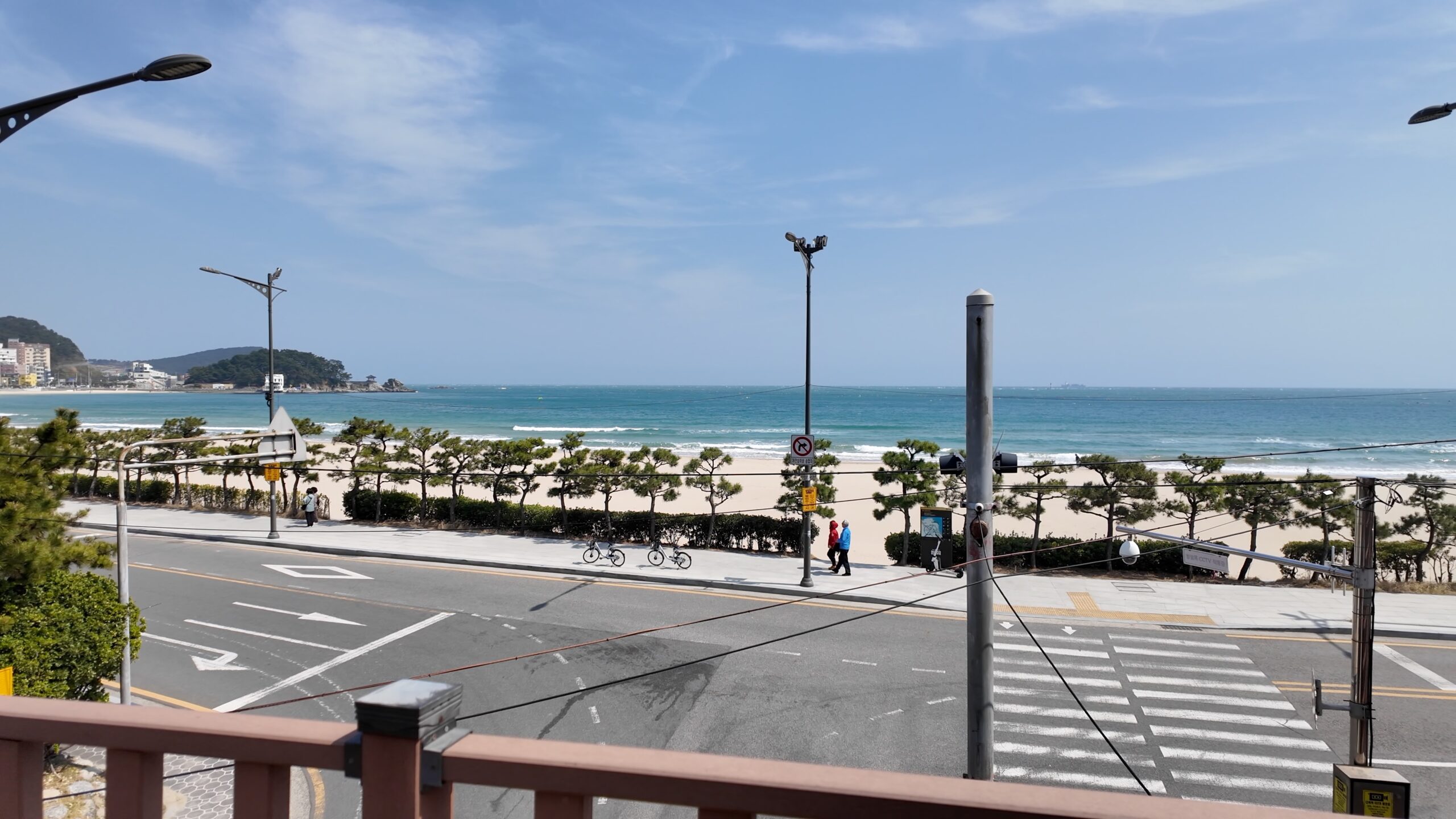 遊歩道から見渡す松亭海水浴場と青い海
