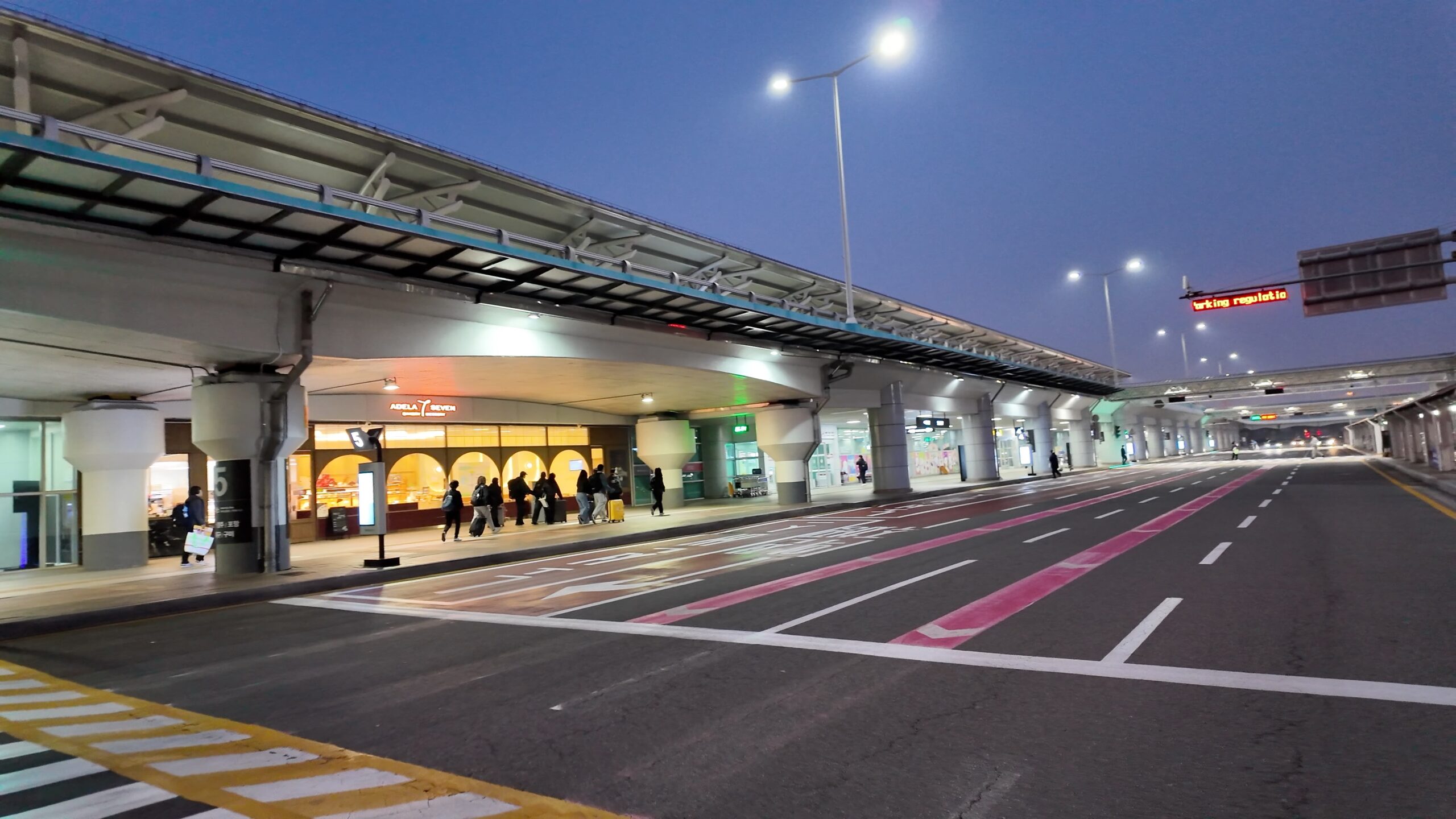 夜明け前の金海国際空港国際線ターミナル外観