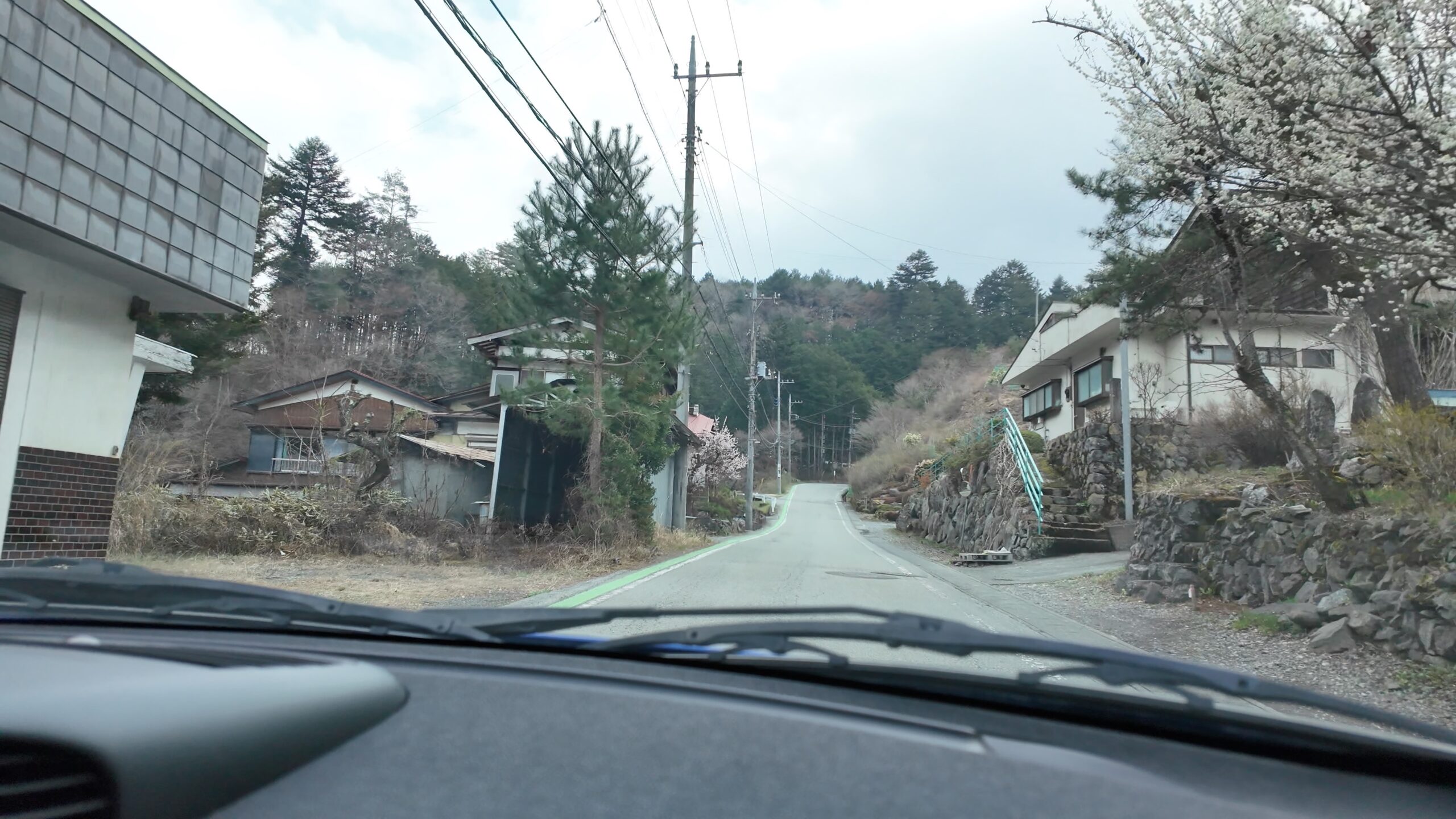 小菅村ののどかな山里を抜けるドライブルート