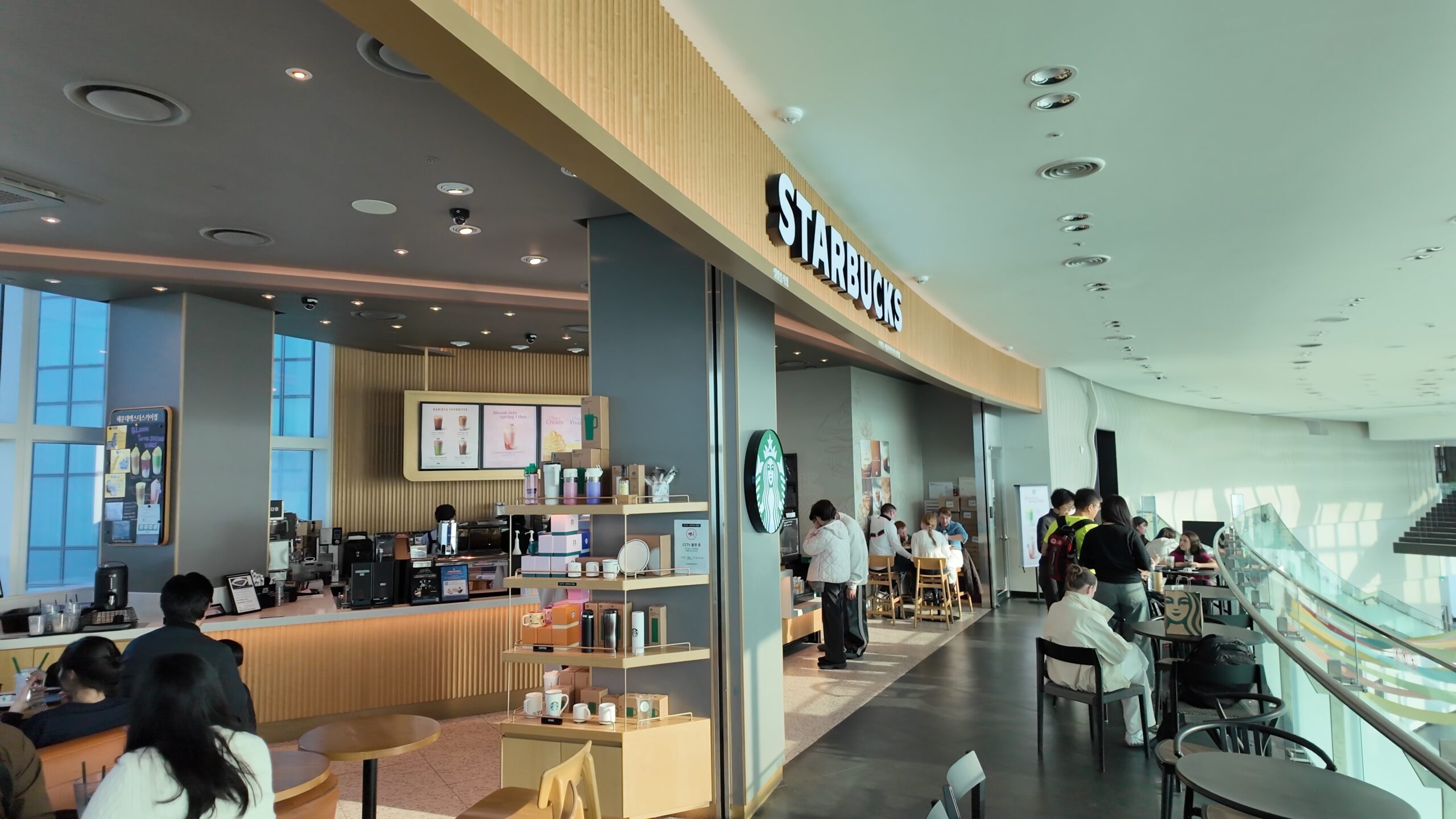 99階スターバックスの店内と注文カウンター