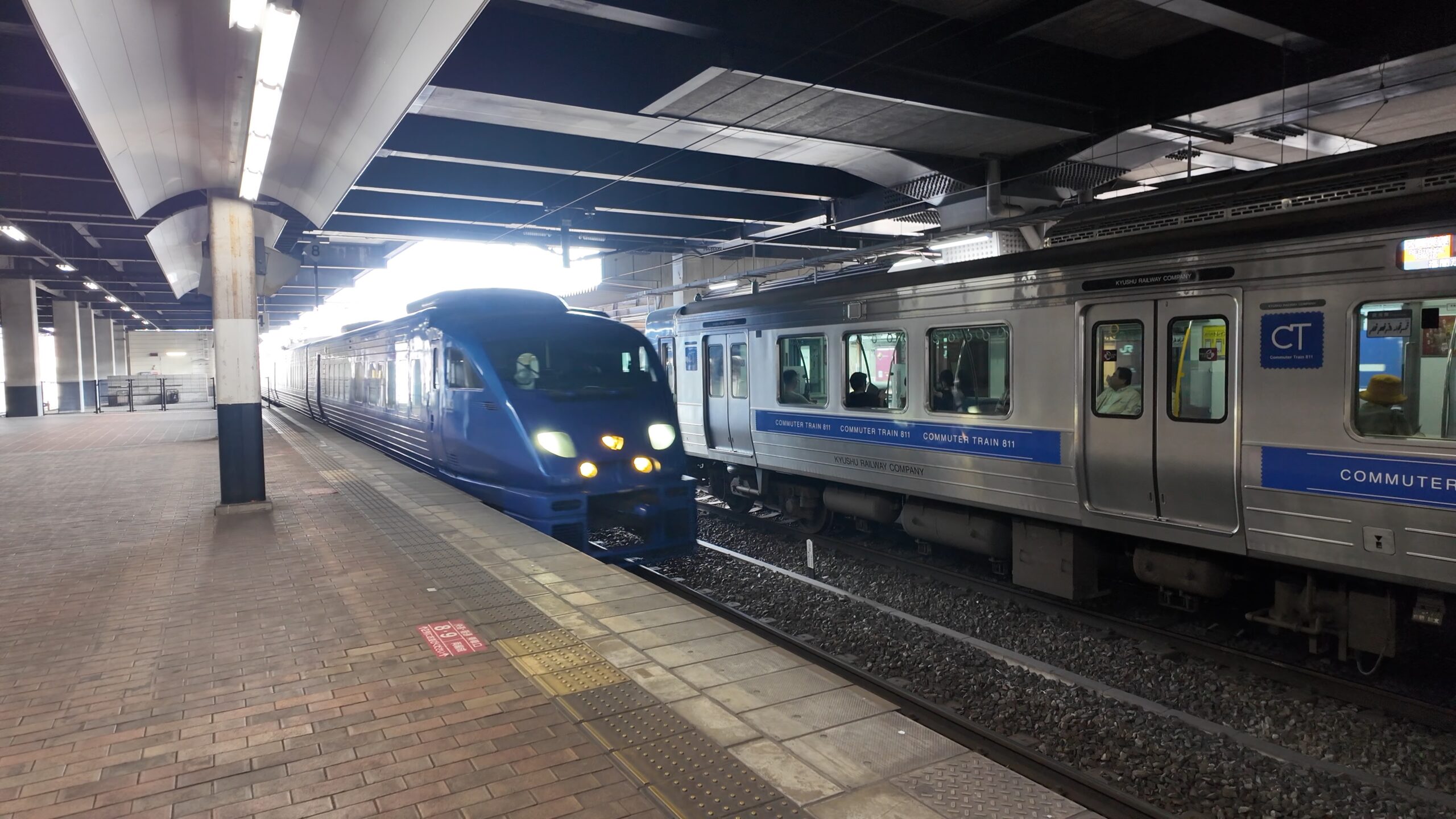 小倉駅ホームに入線する青い883系特急ソニック