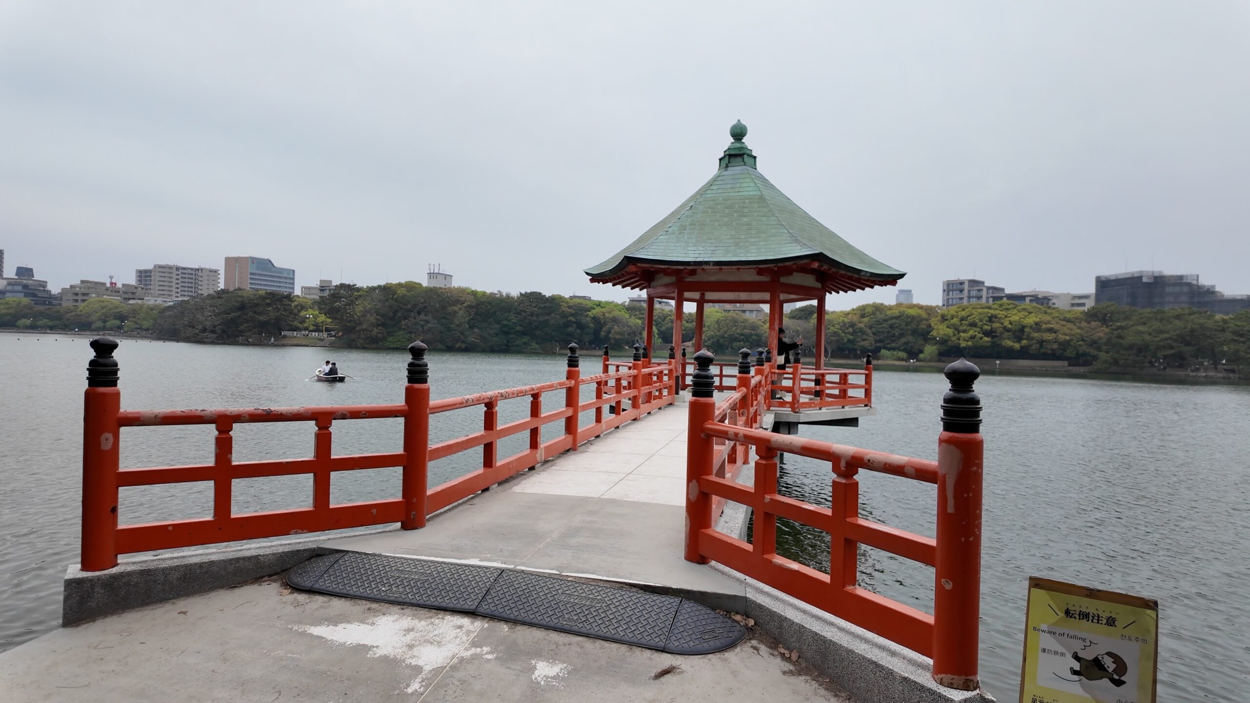 大濠公園の池に浮かぶ朱色の浮見堂