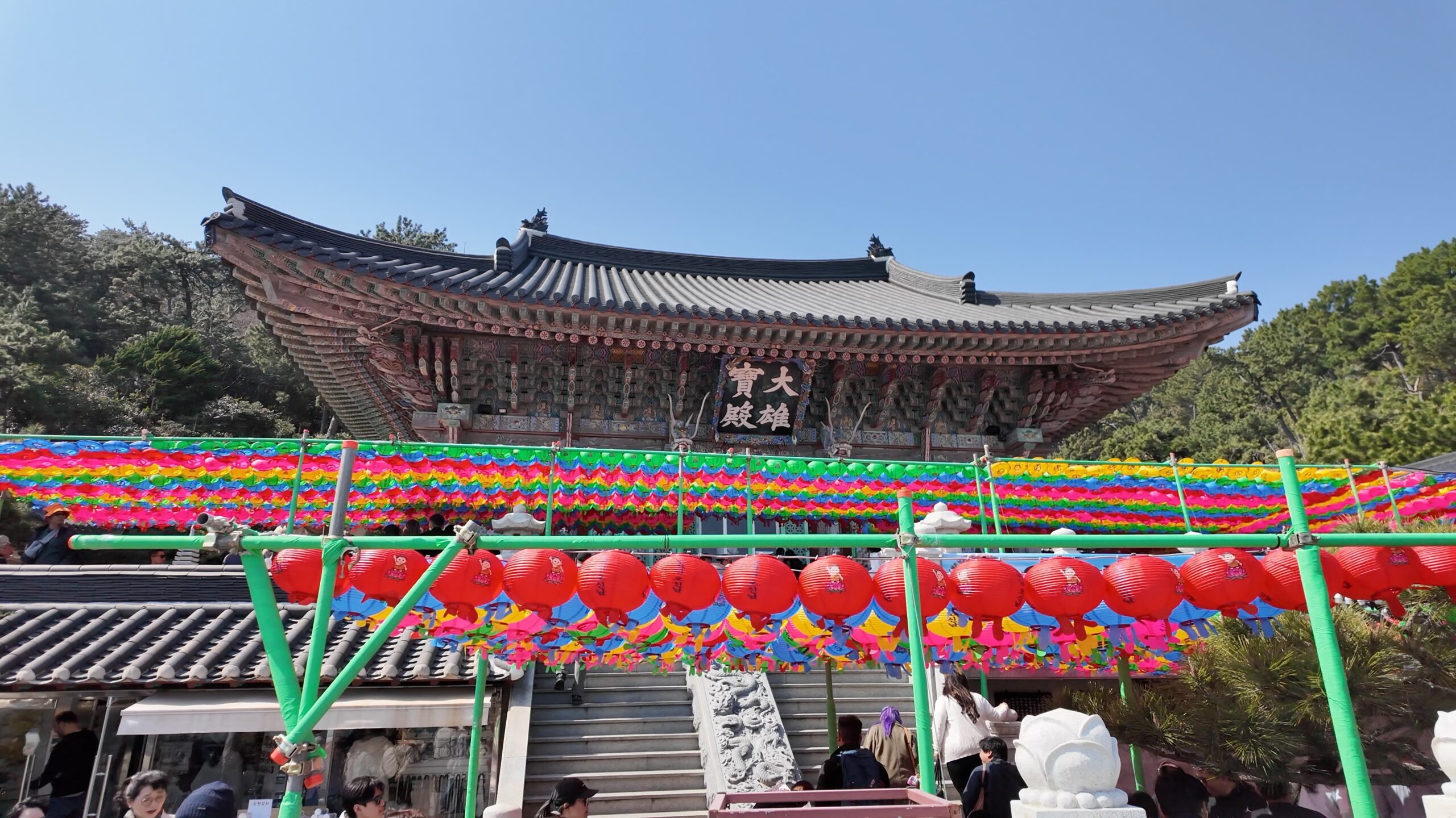 海東龍宮寺の本堂（大雄宝殿）と頭上に広がるカラフルな提灯