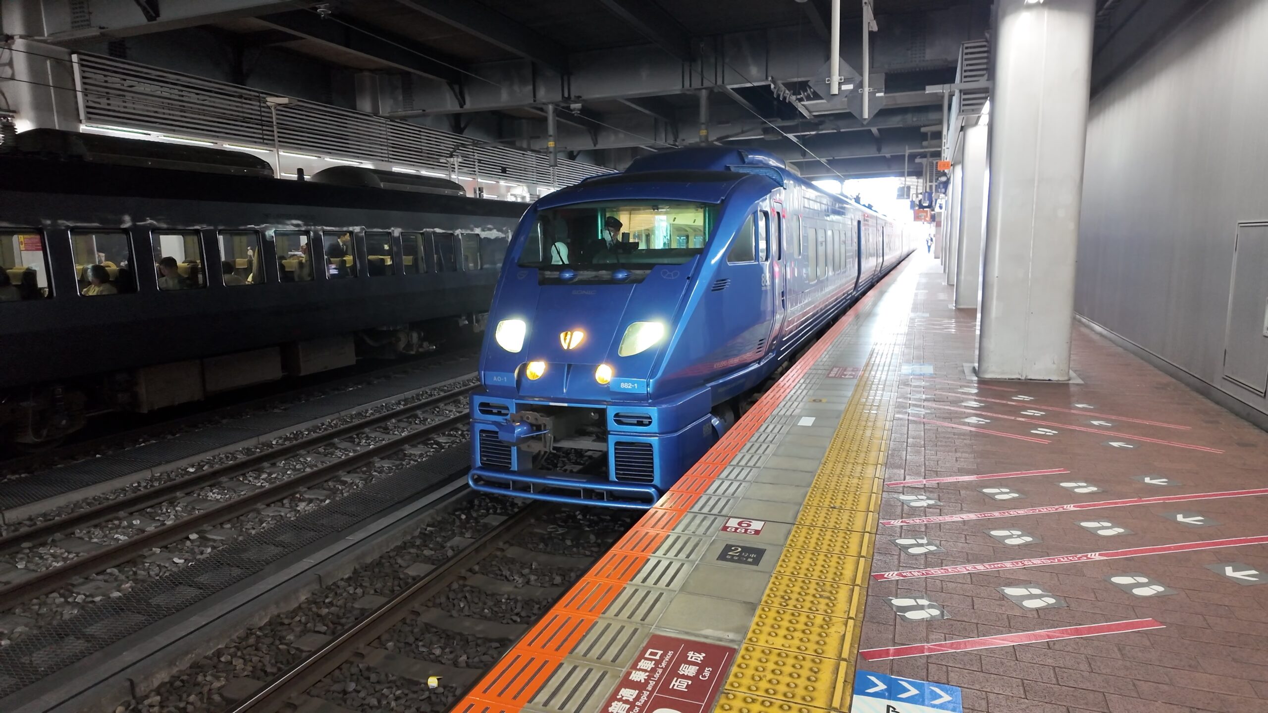 停車中の特急ソニック（883系）