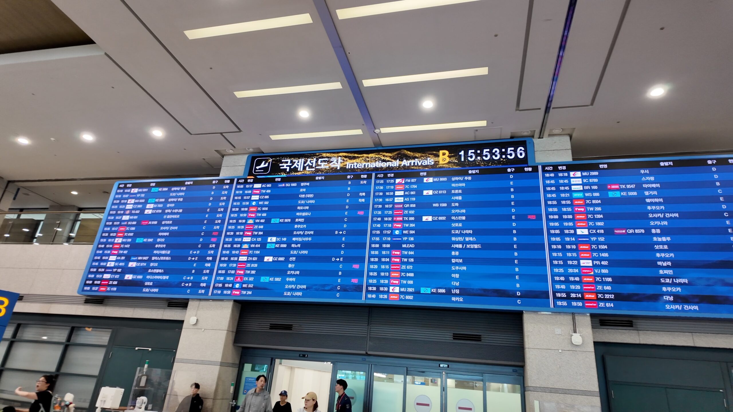 仁川国際空港の国際線到着ロビーの電光掲示板