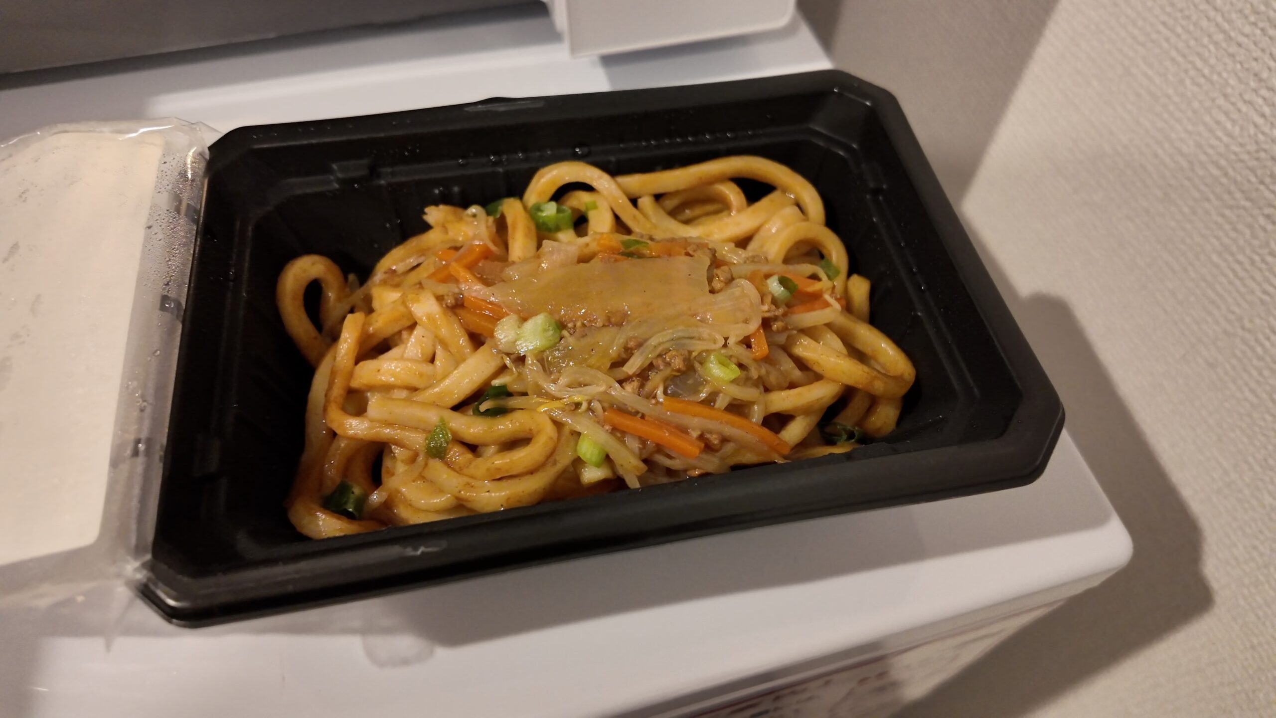 ホテルの朝食サービスでいただいた冷凍焼きうどん