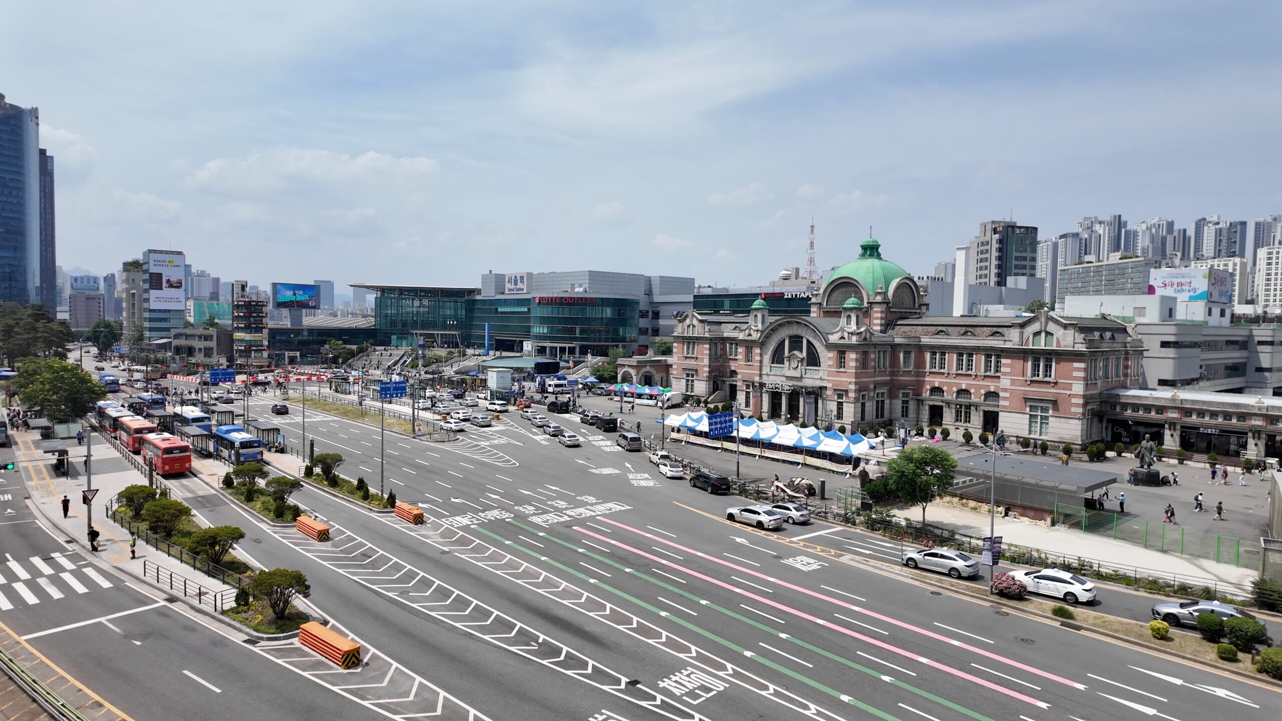 ソウル路7017から見下ろす旧ソウル駅舎と新ソウル駅