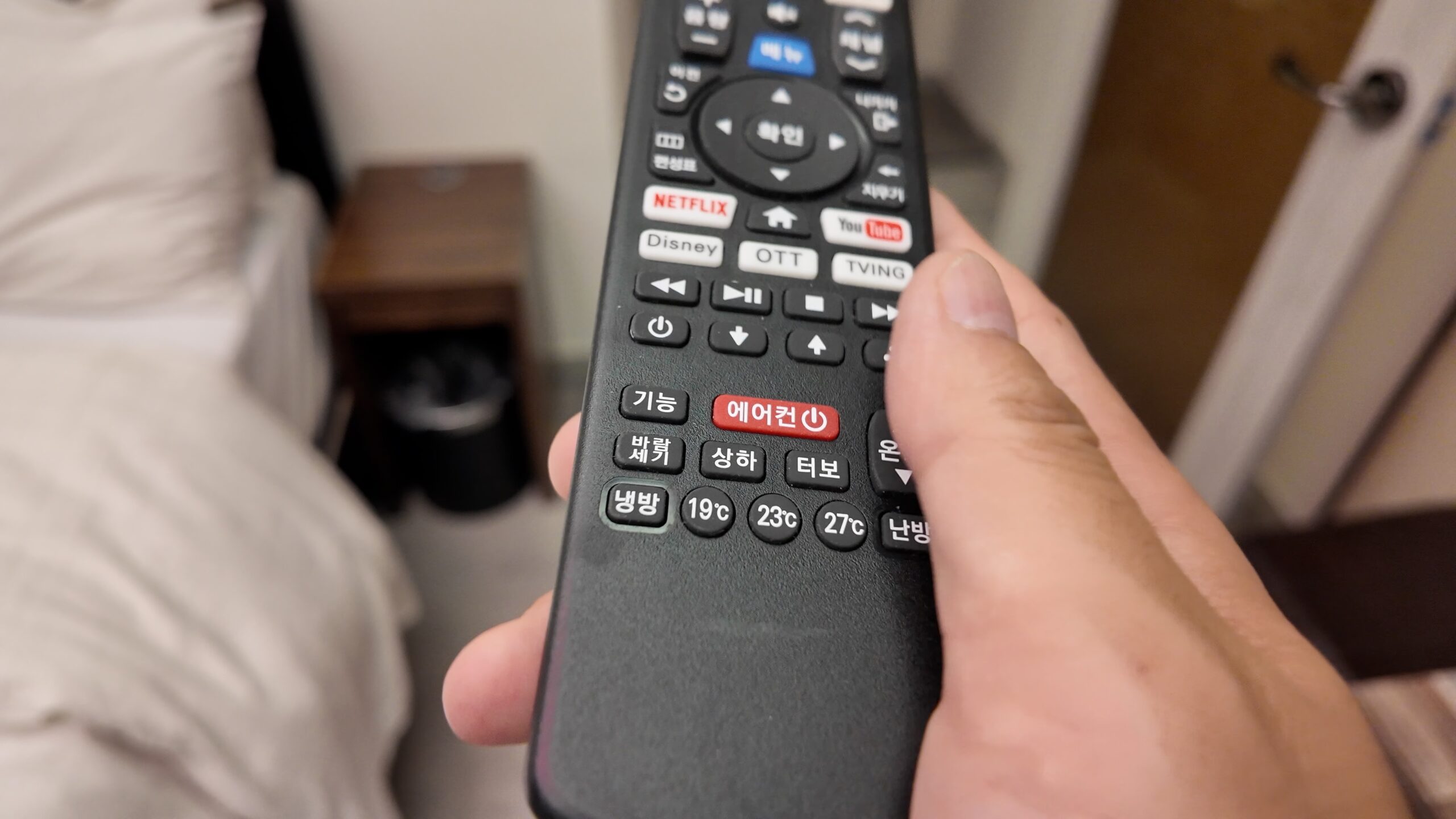 NetflixやYouTubeボタン付きの客室テレビ＆エアコンリモコン