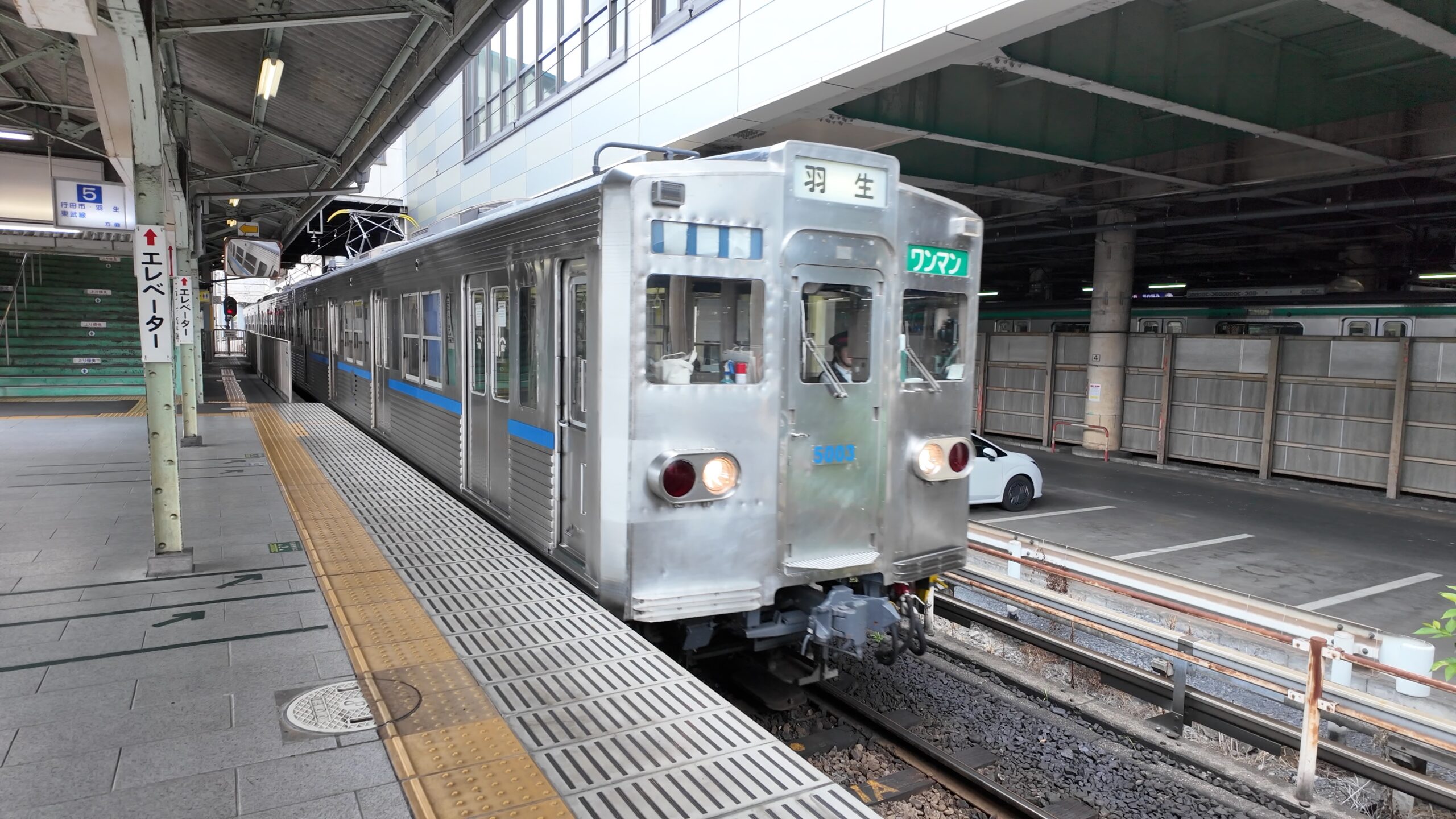 秩父鉄道のホームに入線する羽生行き普通電車