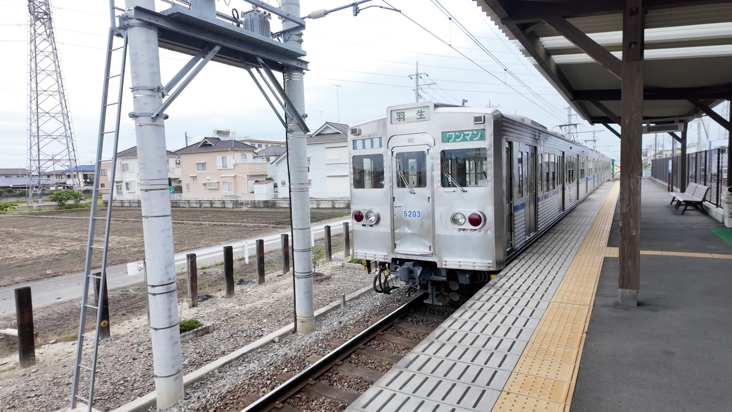 ソシオ流通センター駅を出発する電車を見送る