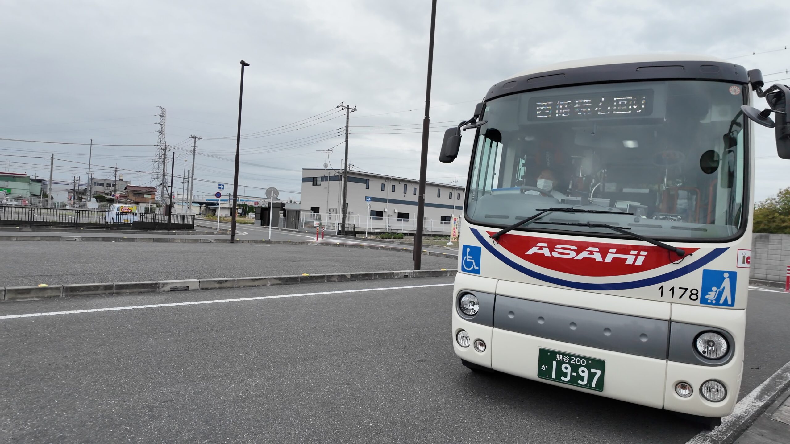 ソシオ流通センター駅前に停車中のコミュニティバス