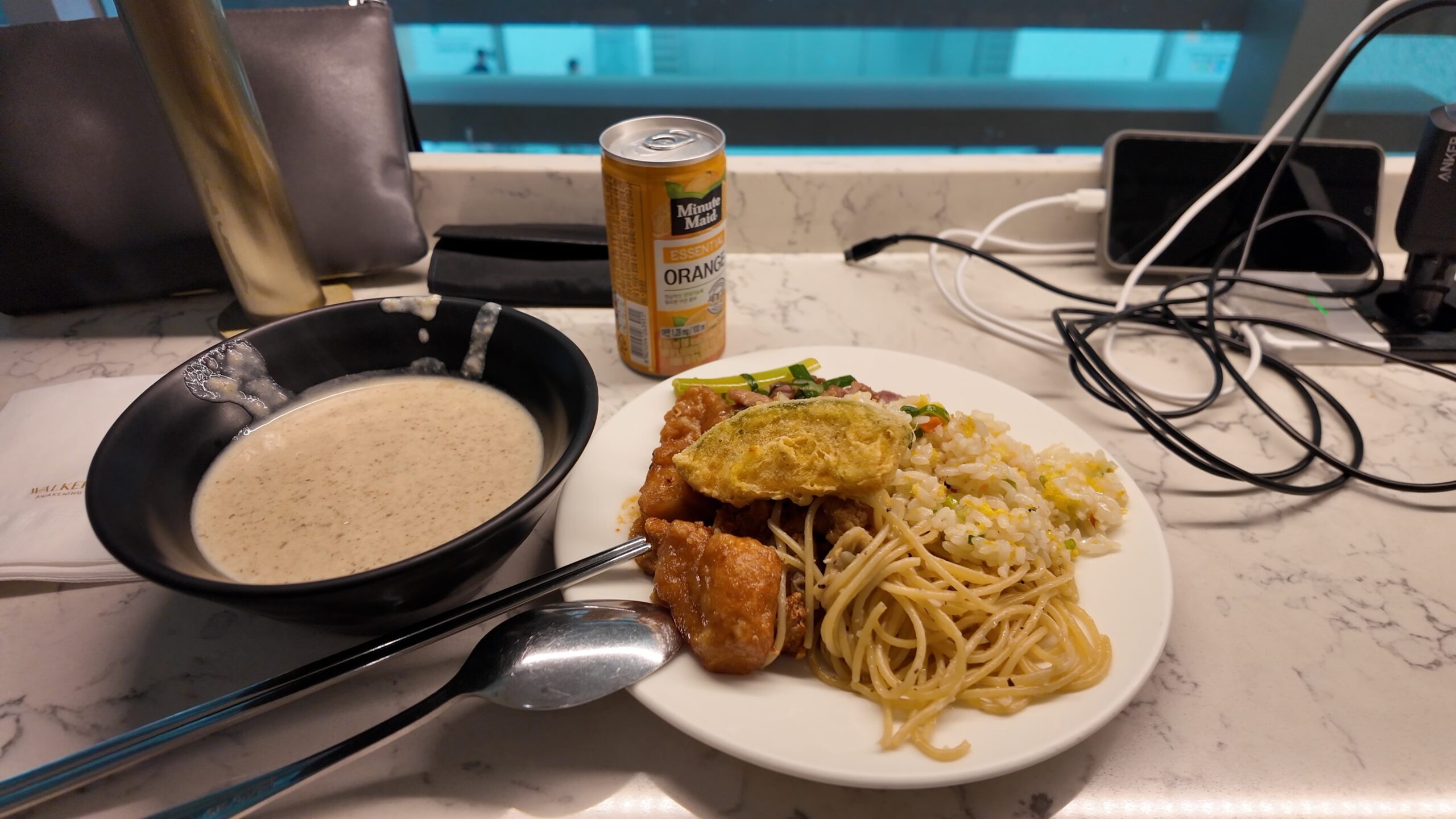 ラウンジでの充実した食事とスマホ充電の様子