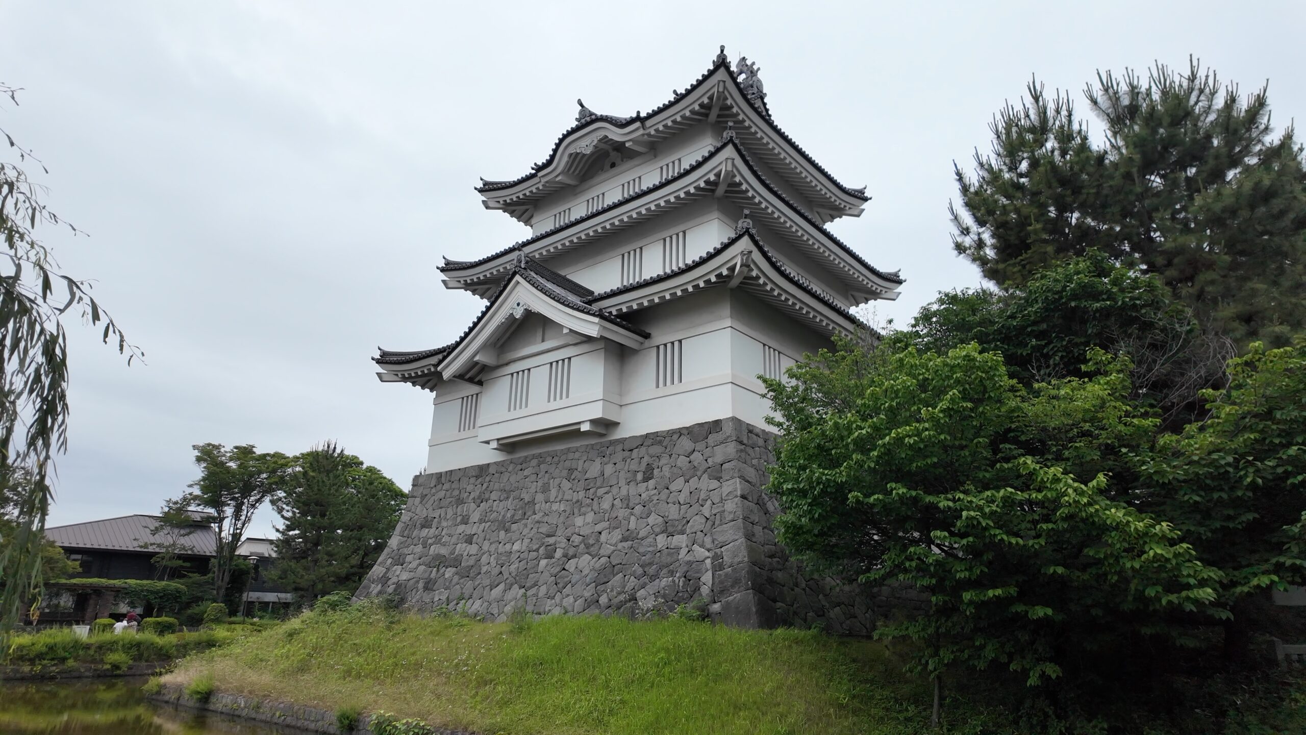 水堀と石垣の上にそびえ立つ忍城御三階櫓