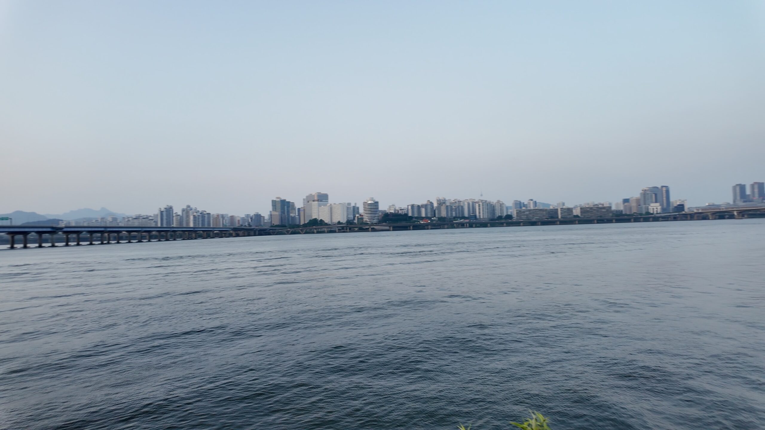夕暮れの漢江と対岸のソウルのビル群が広がる美しい景色