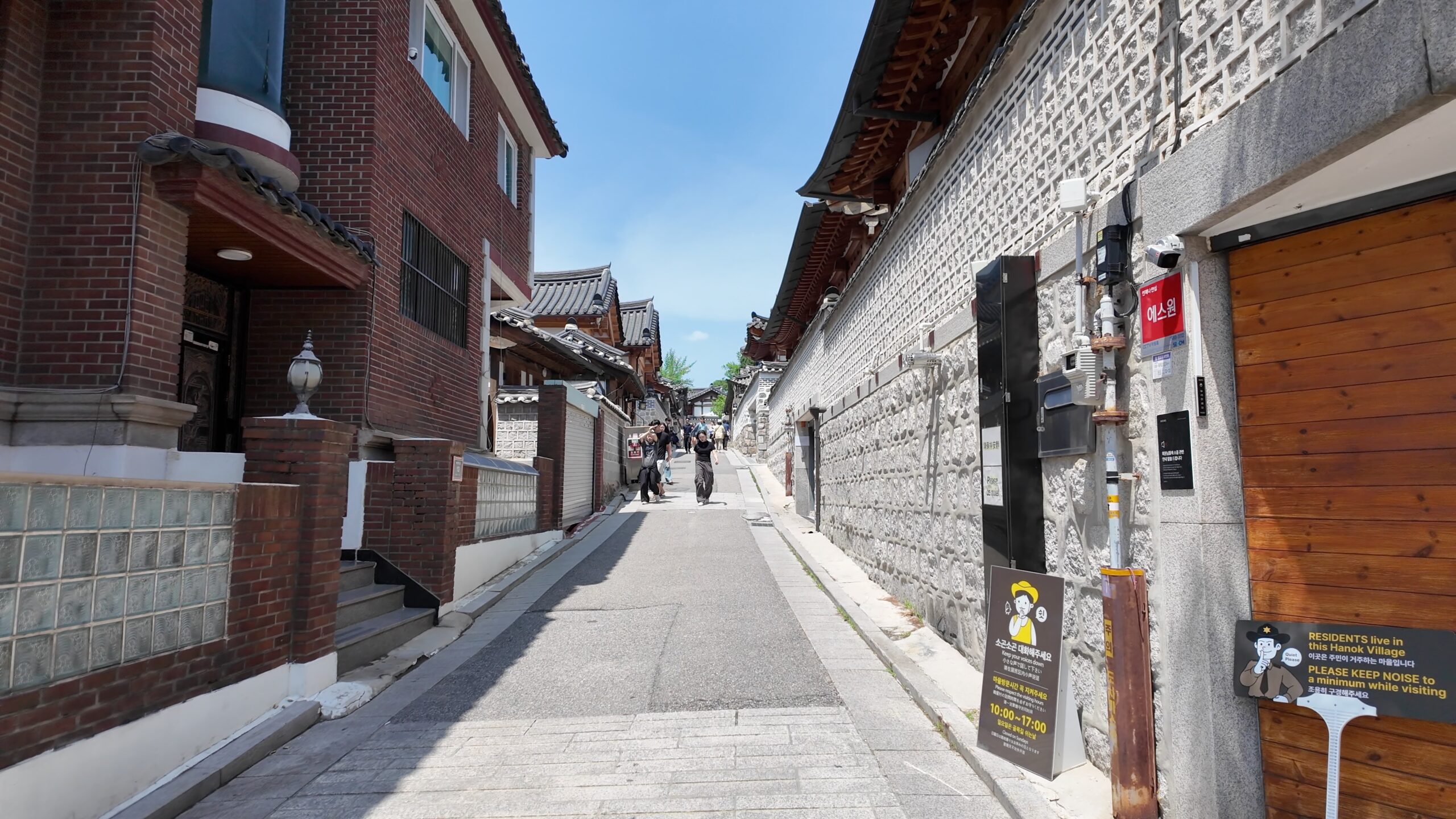 北村韓屋村の情緒あふれる坂道の風景
