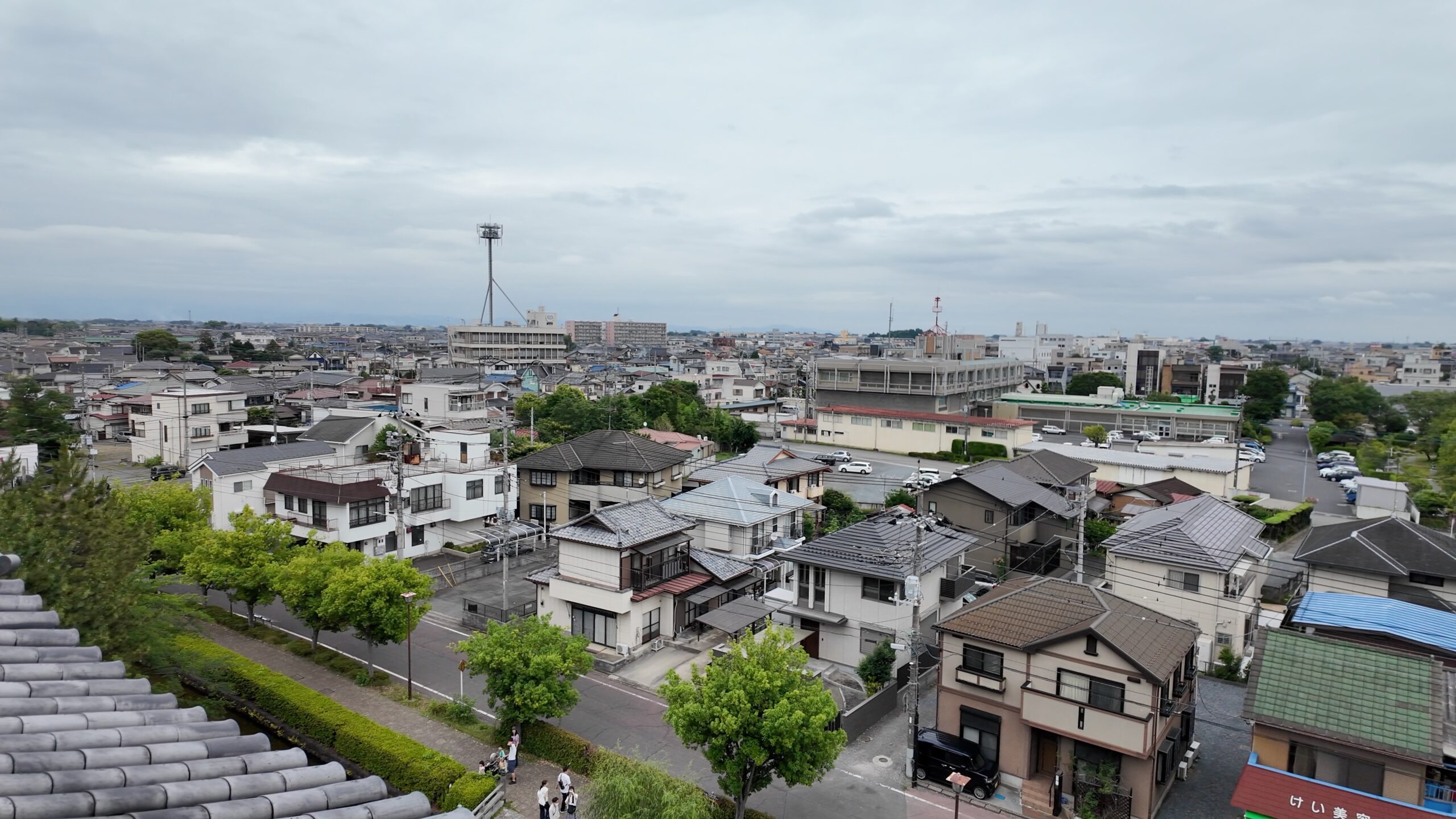 忍城御三階櫓の最上階から見渡す行田市街地のパノラマ