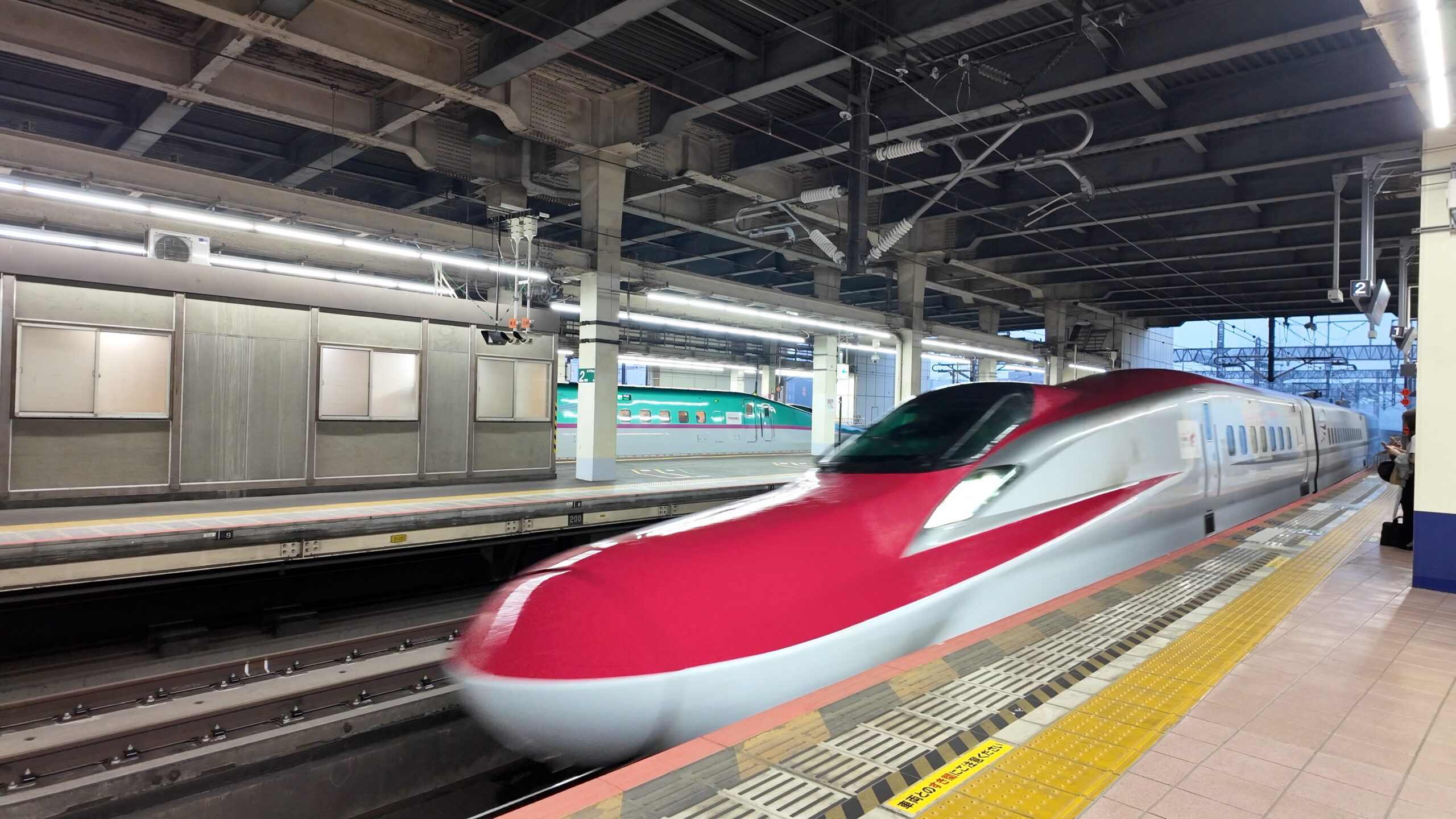 大宮駅ホームに入線する秋田新幹線こまち・東北新幹線はやぶさ