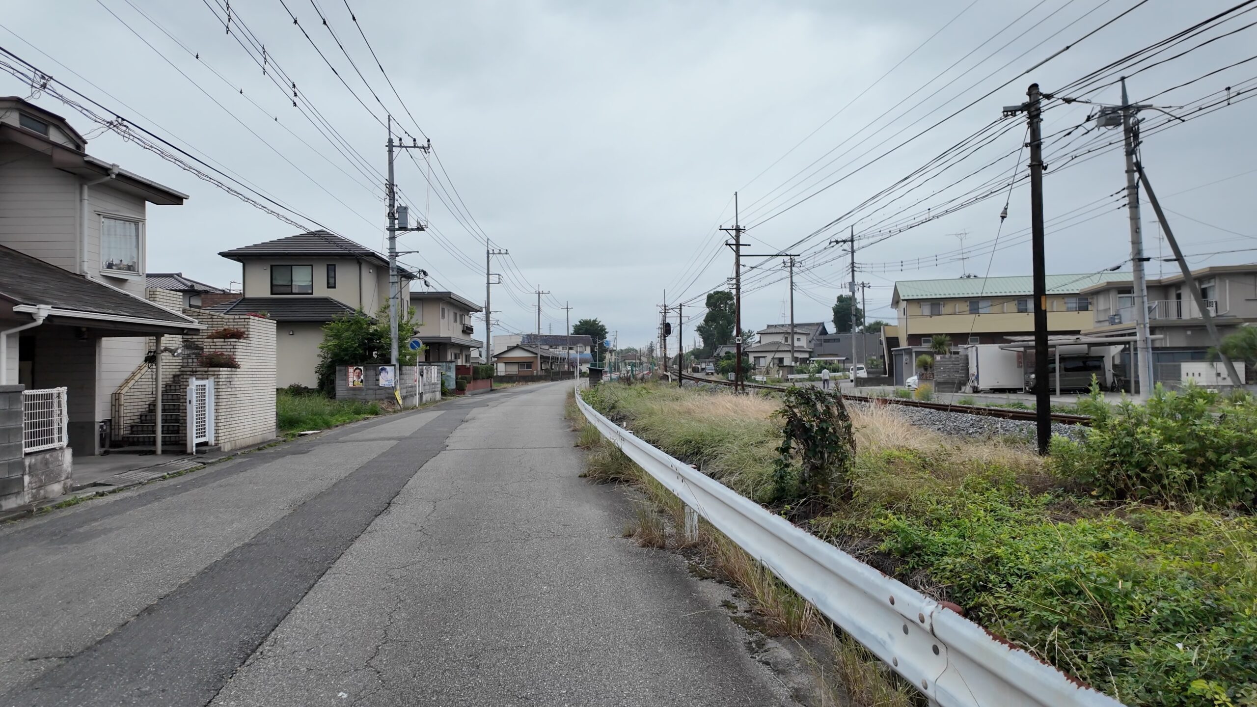 持田駅へと続く線路沿いの長閑な一本道