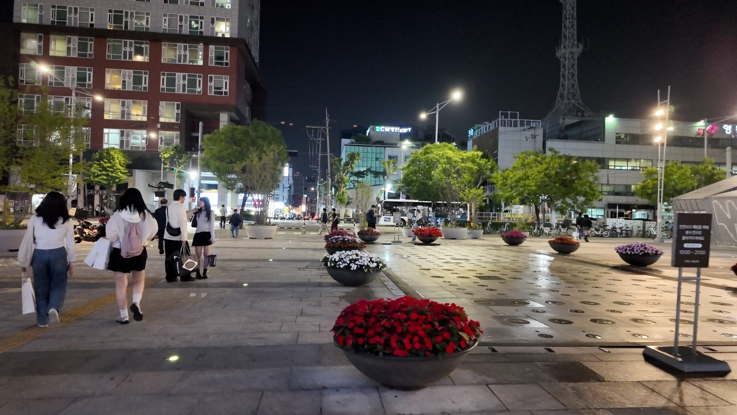 夕食後に歩いたタイムズスクエア前の美しい広場と永登浦の夜景