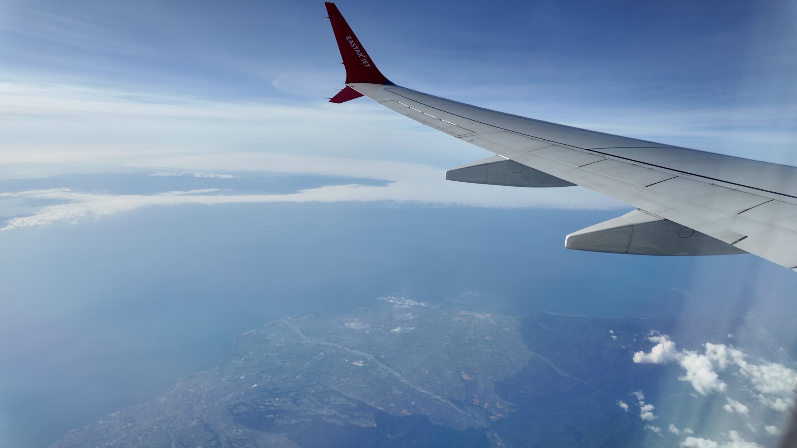 日本上空へ到達した際の機窓からの眺め