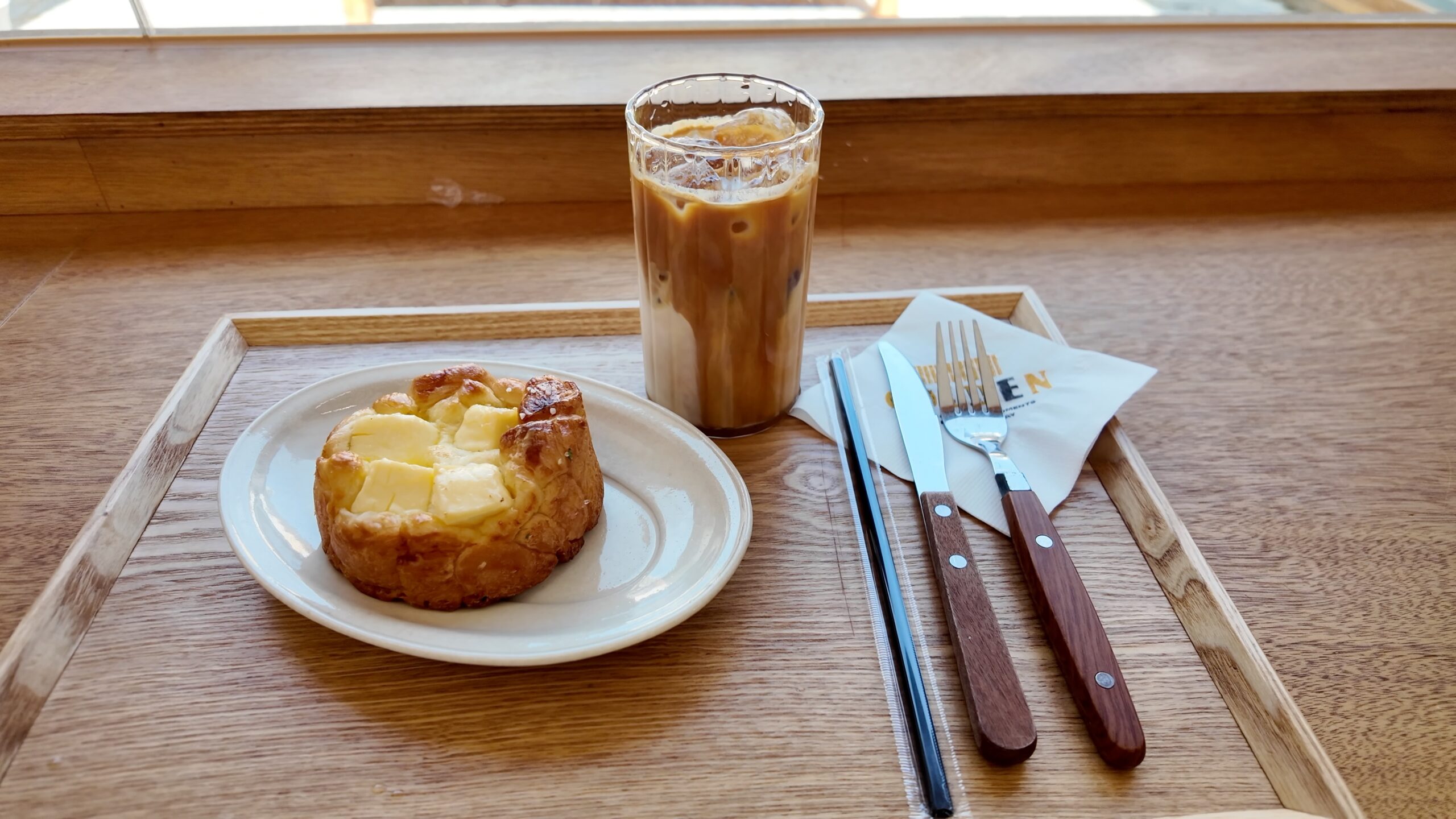 カフェでいただいたペストリーとアイスカフェラテ