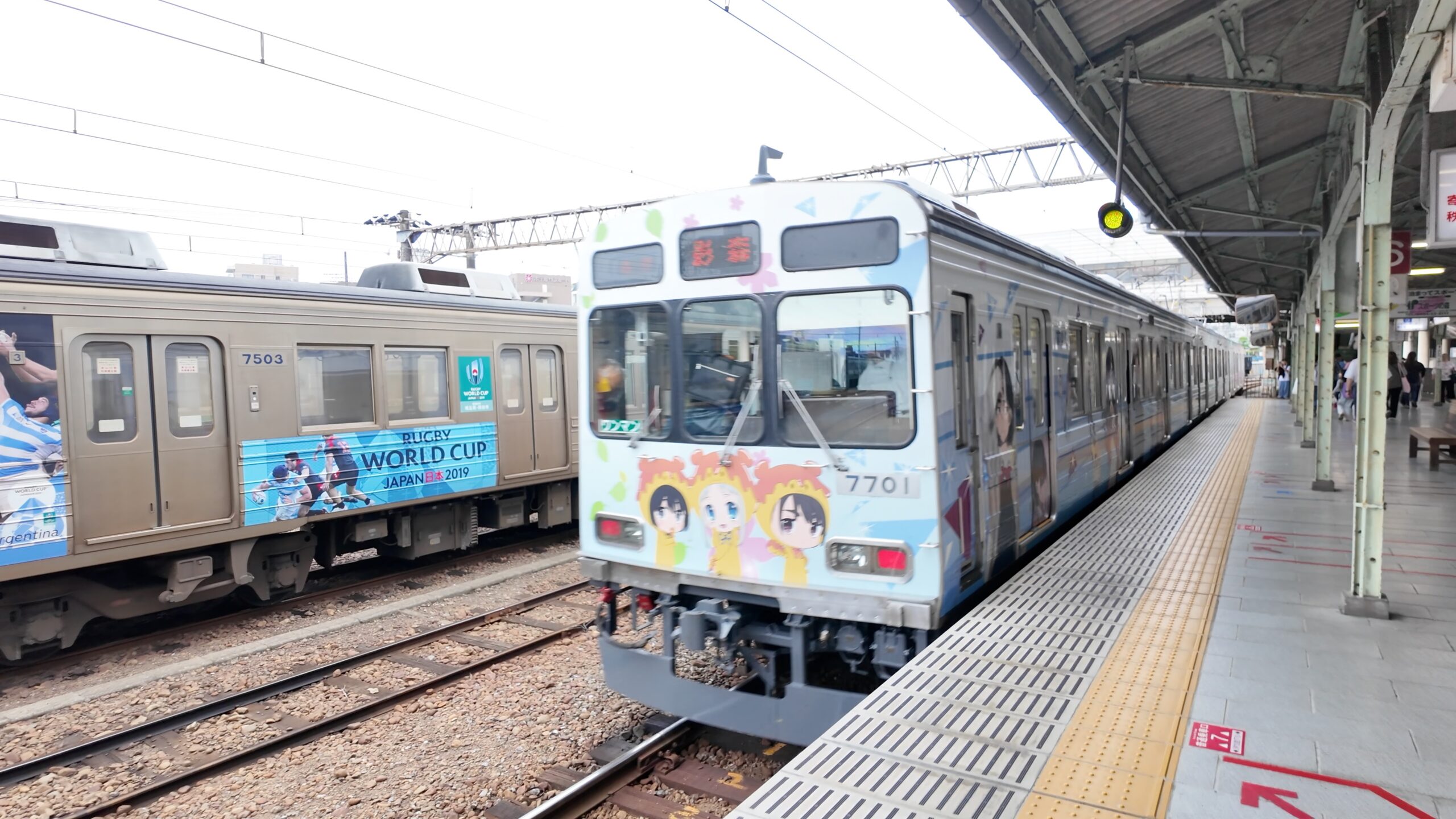 熊谷駅ホームに並ぶ秩父鉄道のラッピング車両