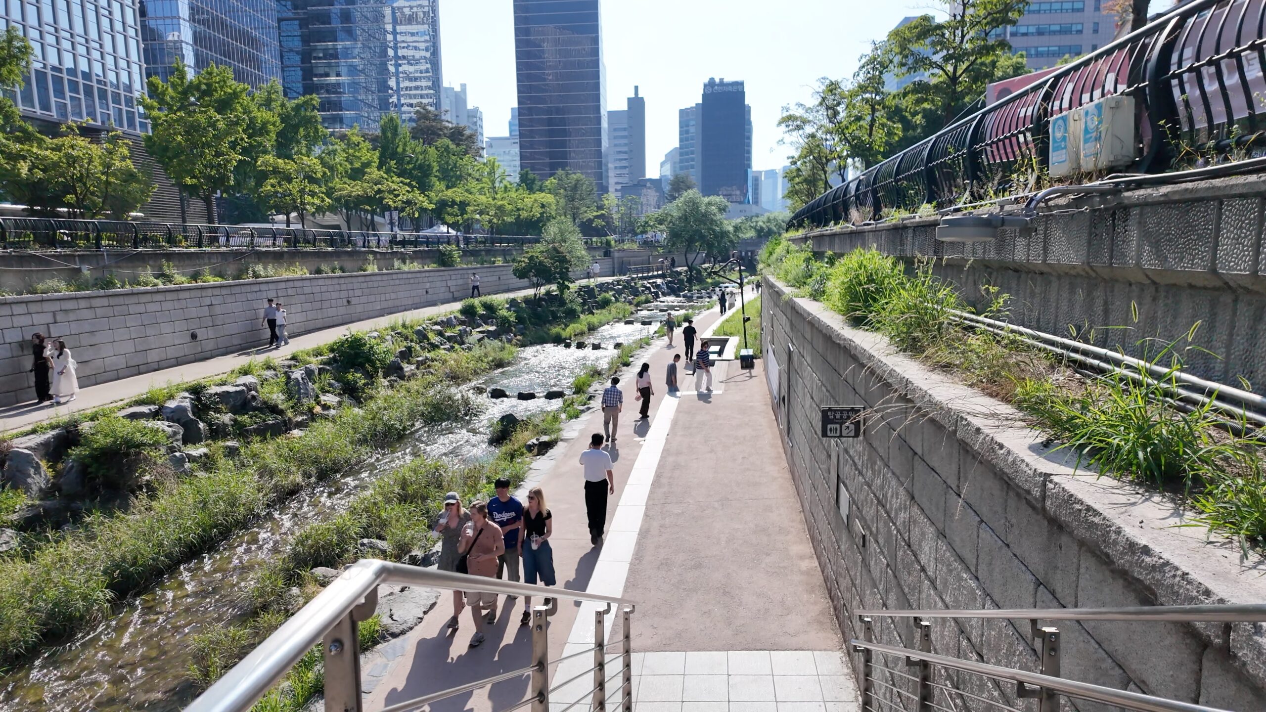 清渓川へと続く階段と遊歩道の全景
