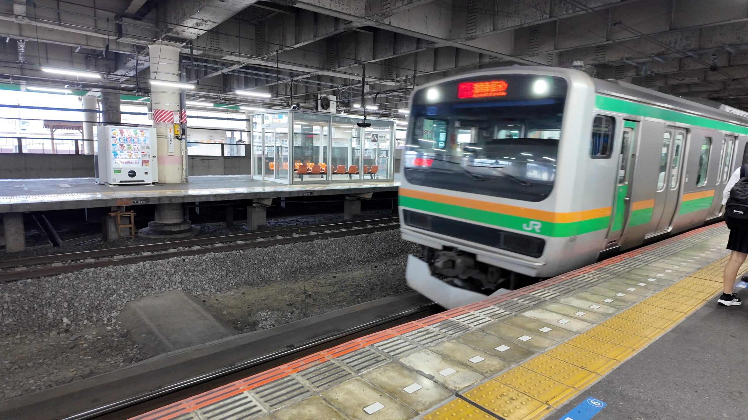 熊谷駅ホームに入線するJR高崎線の普通列車