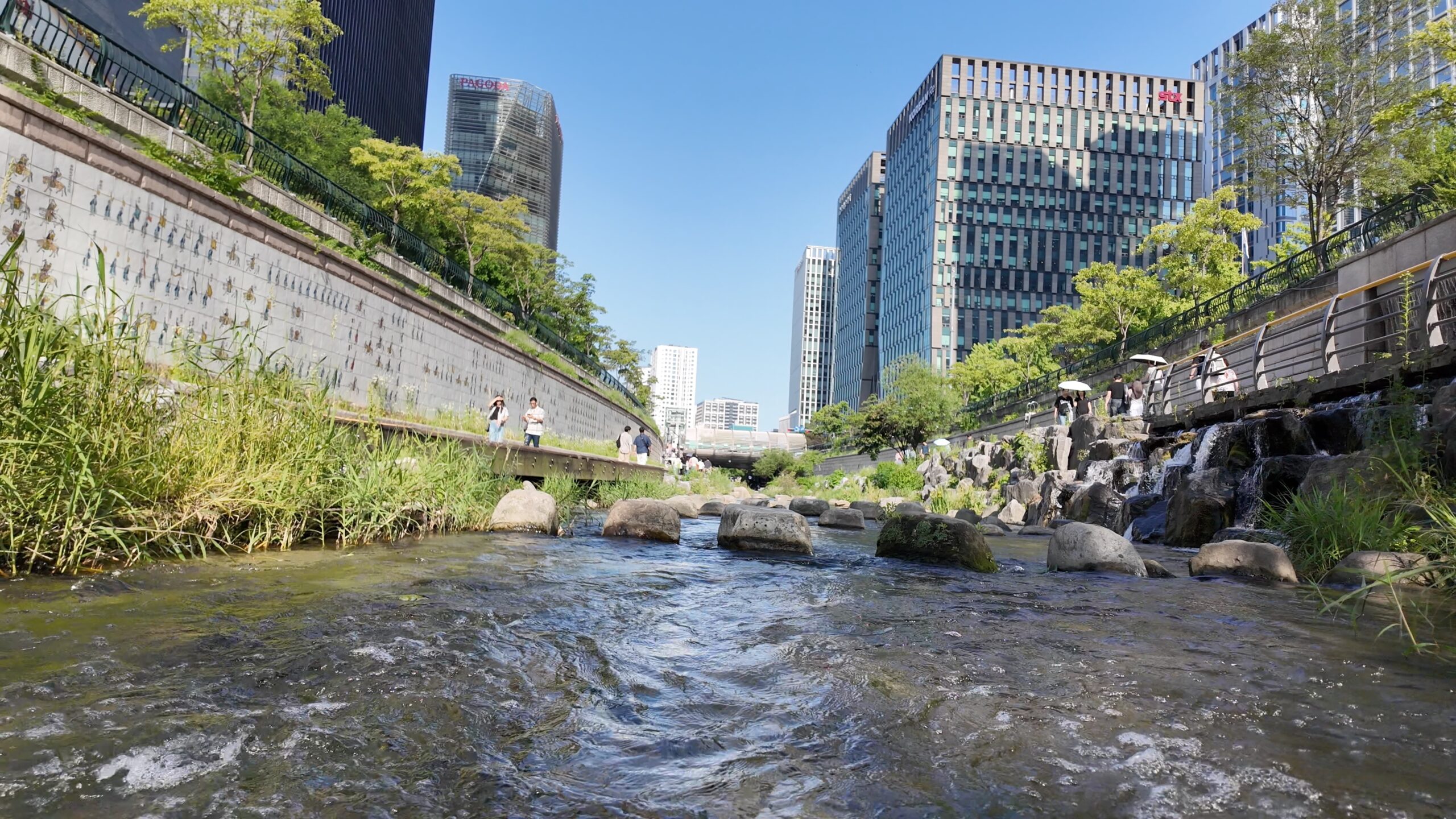 高層ビルと澄んだ水辺が調和する清渓川