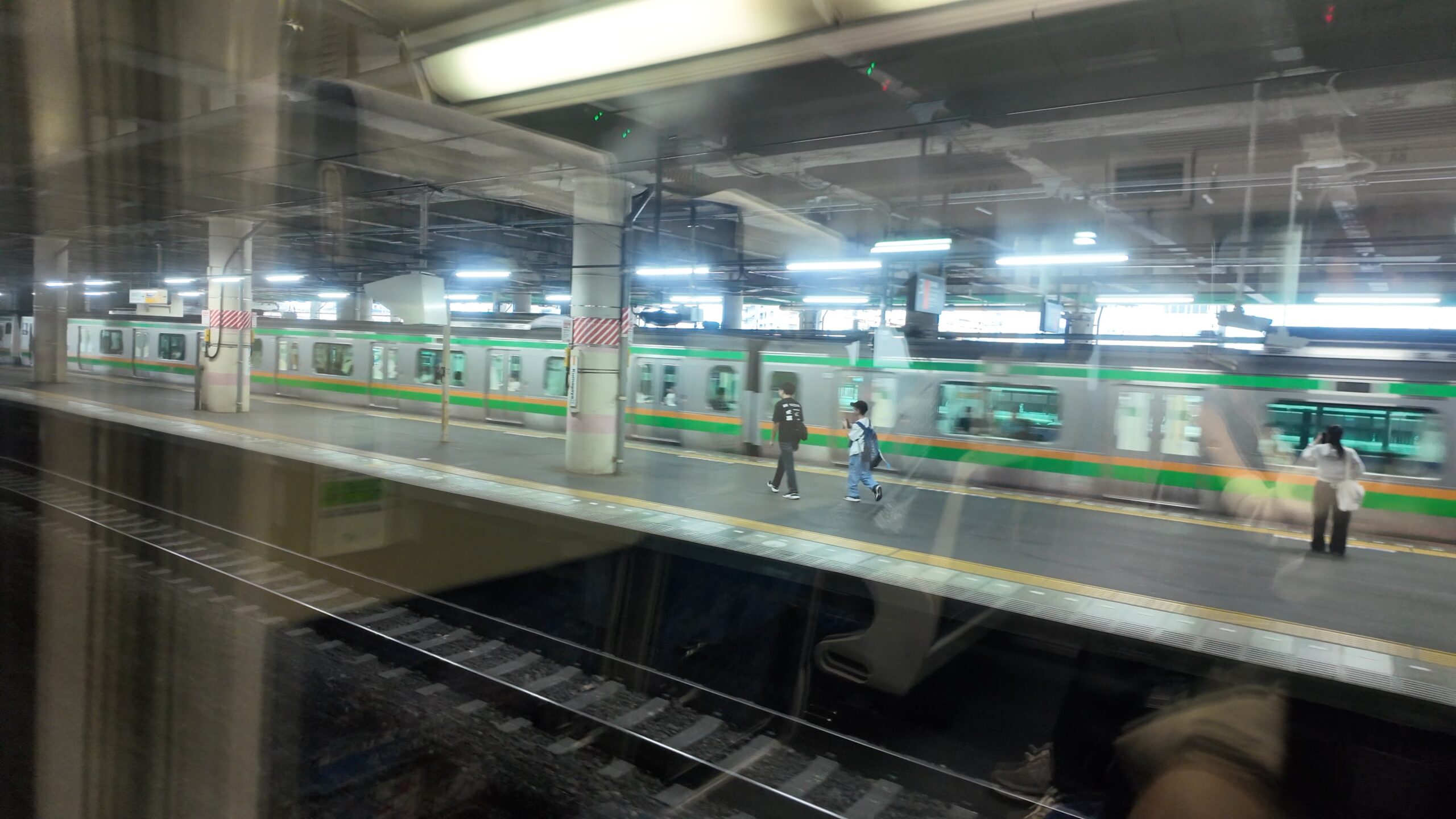 JR普通列車2階建てグリーン車の車内から眺める駅ホーム