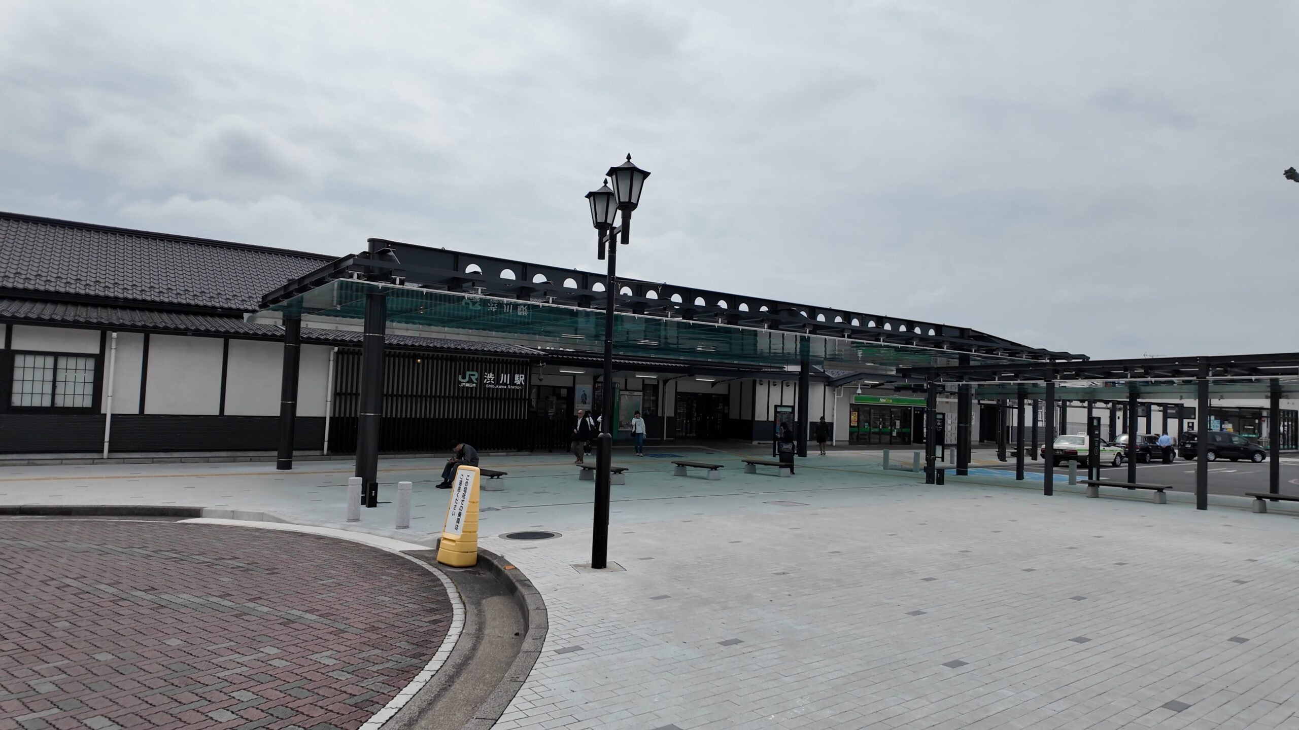 瓦屋根とモダンなガラス庇が調和した渋川駅前
