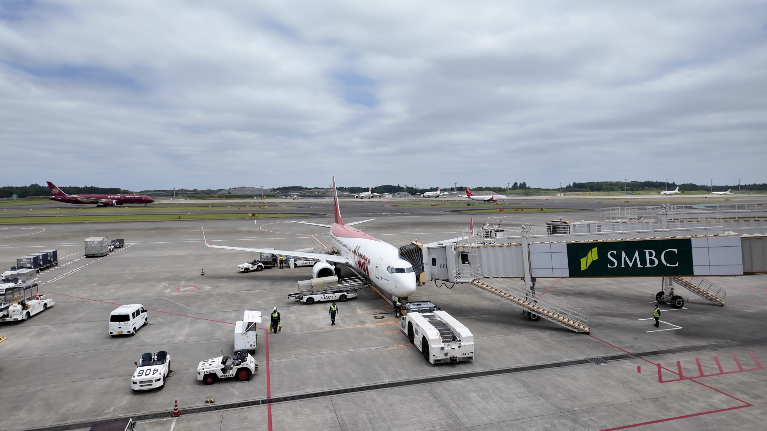 成田空港の駐機場に並ぶ飛行機