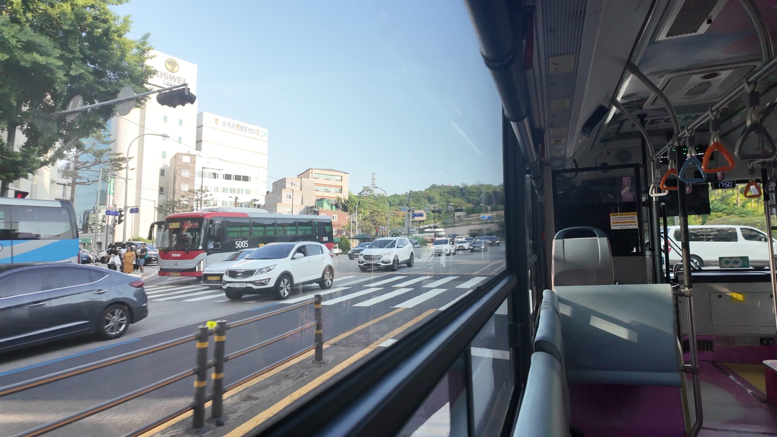 南山へ向かう01A番バス車内からの風景