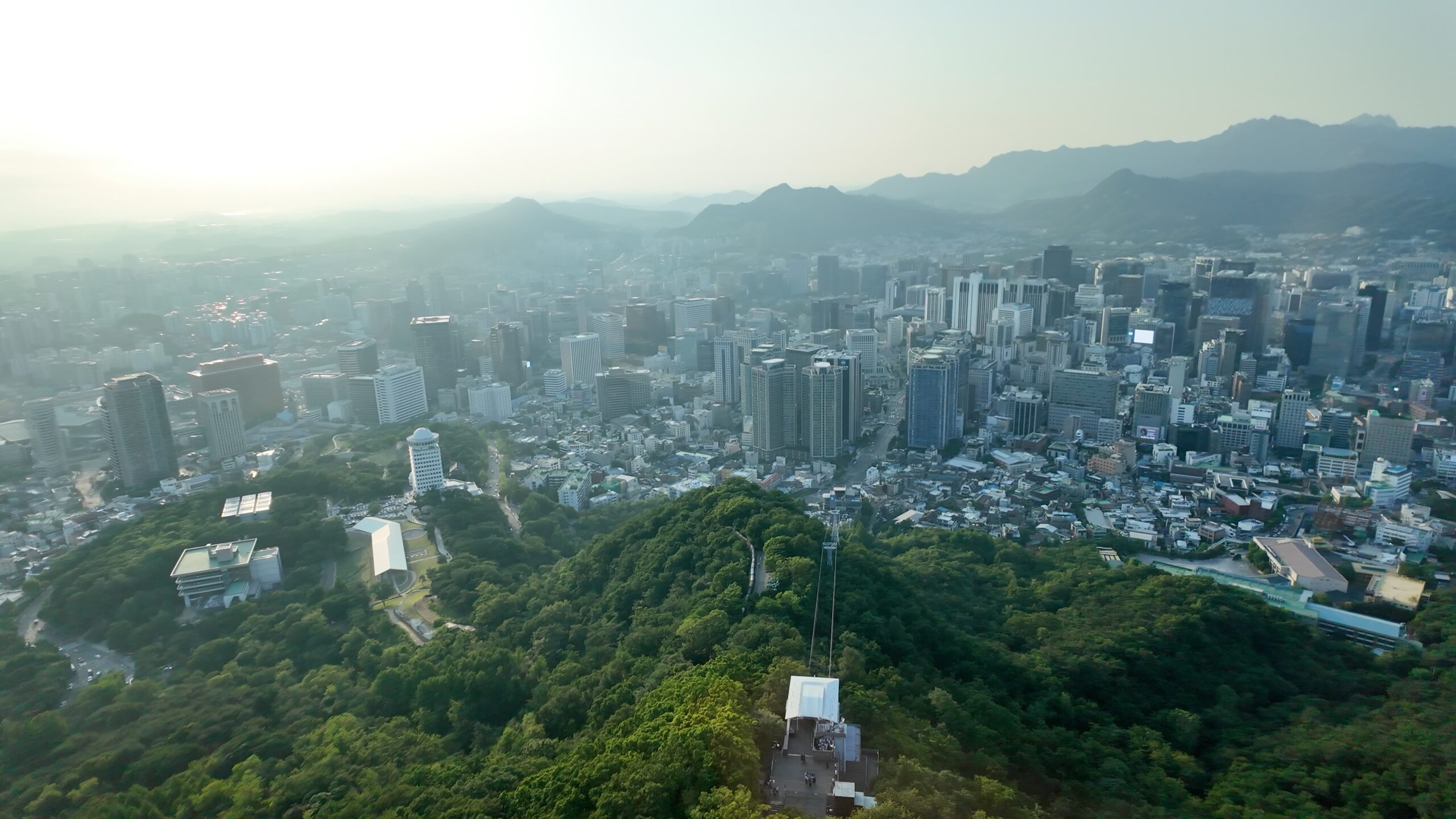 展望台から見下ろすソウル市街と山のパノラマ