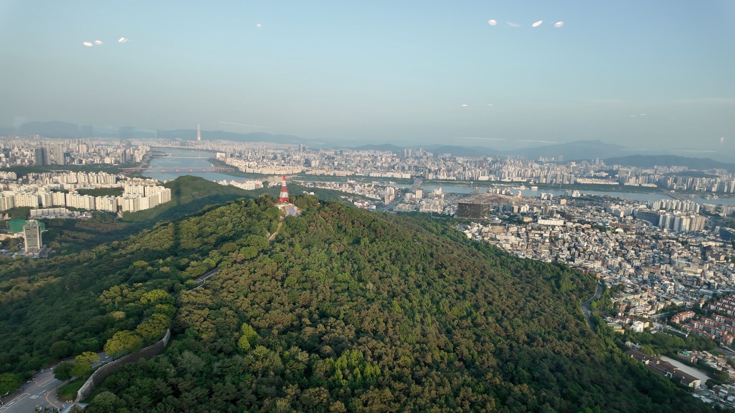 漢江と遥か彼方まで広がる街並みの夕景