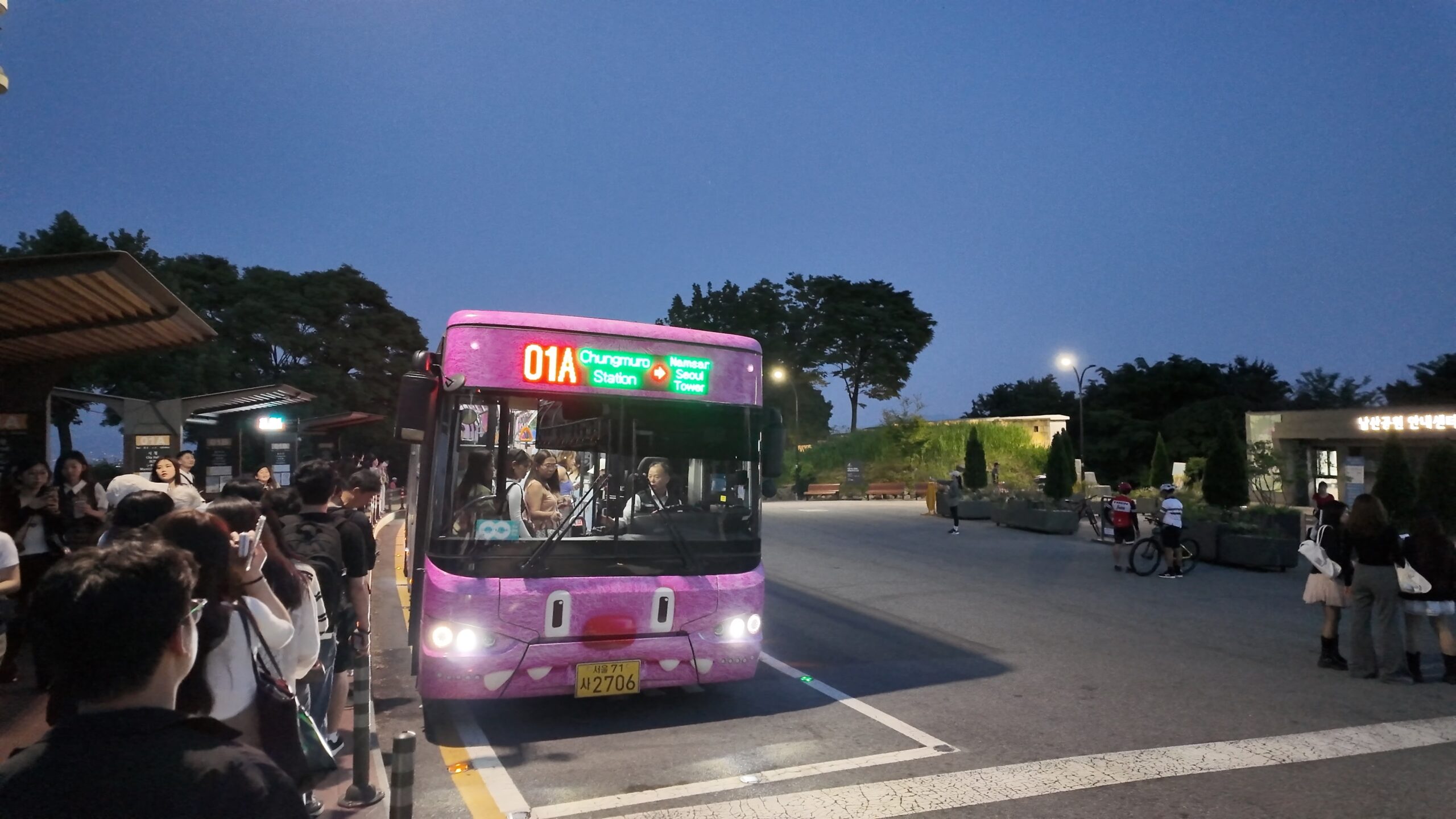 夕暮れ時のタワー麓のバス停に到着した01A番バス