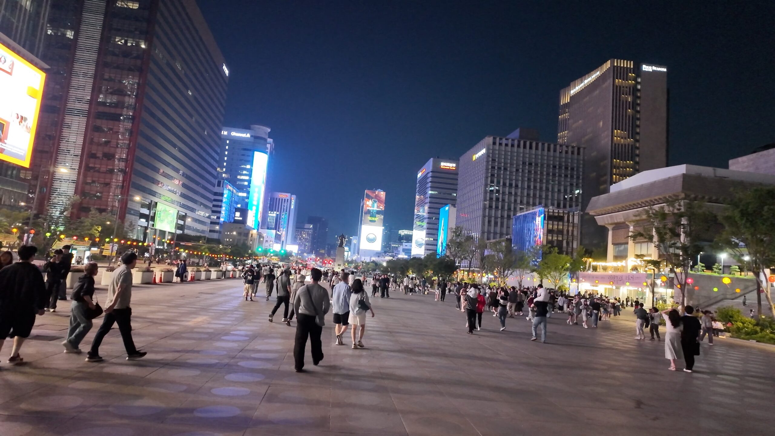ライトアップされた夜の光化門広場と高層ビル群