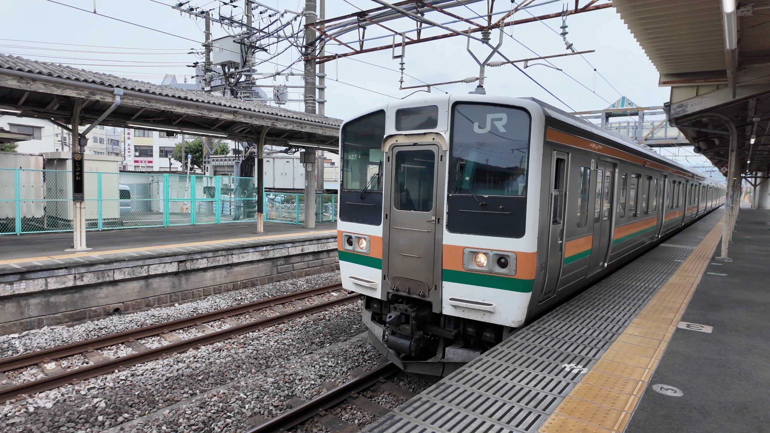 渋川駅ホームに停車中のJR上越線211系普通電車
