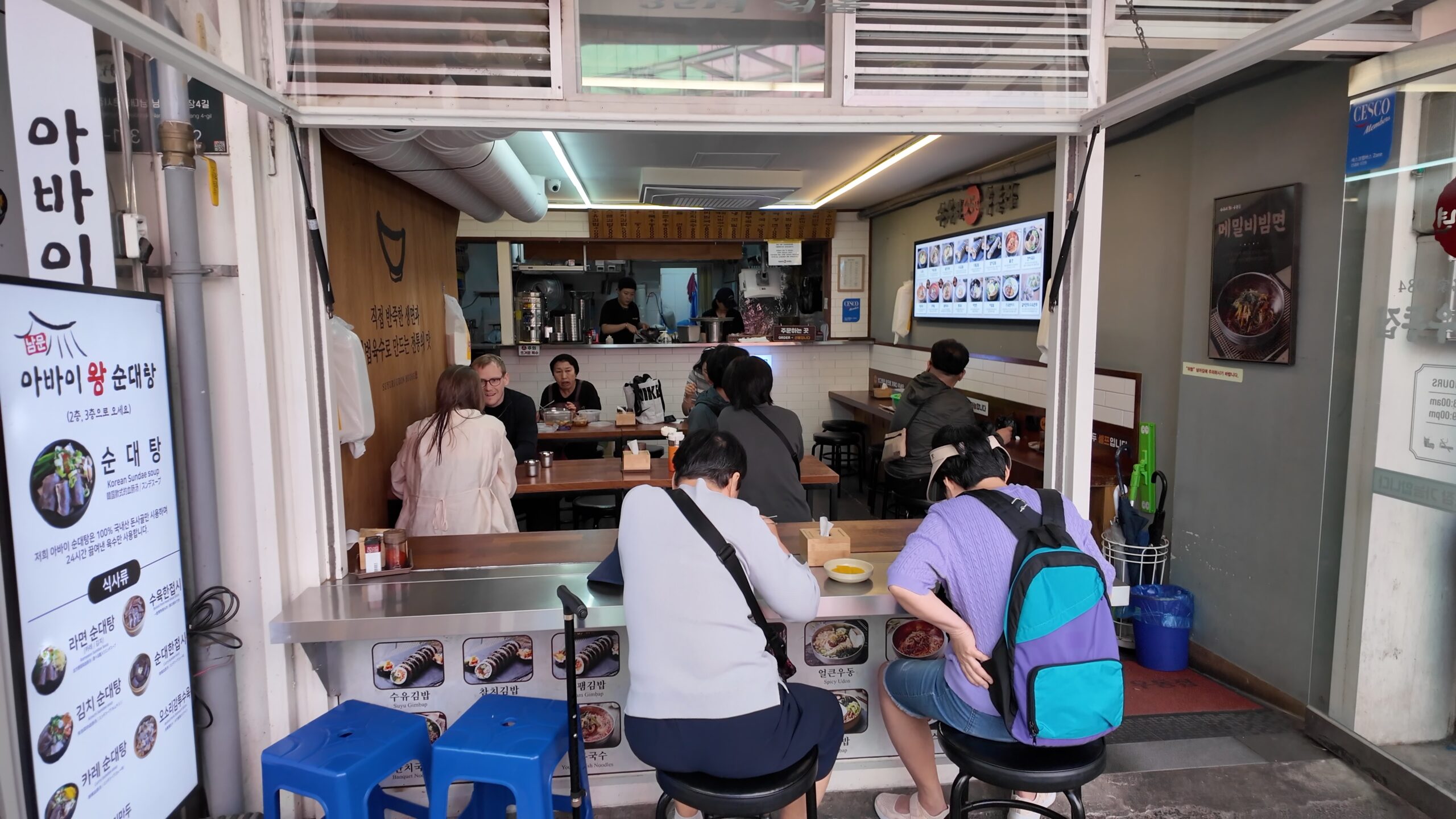 南大門市場で立ち寄った食堂の店内