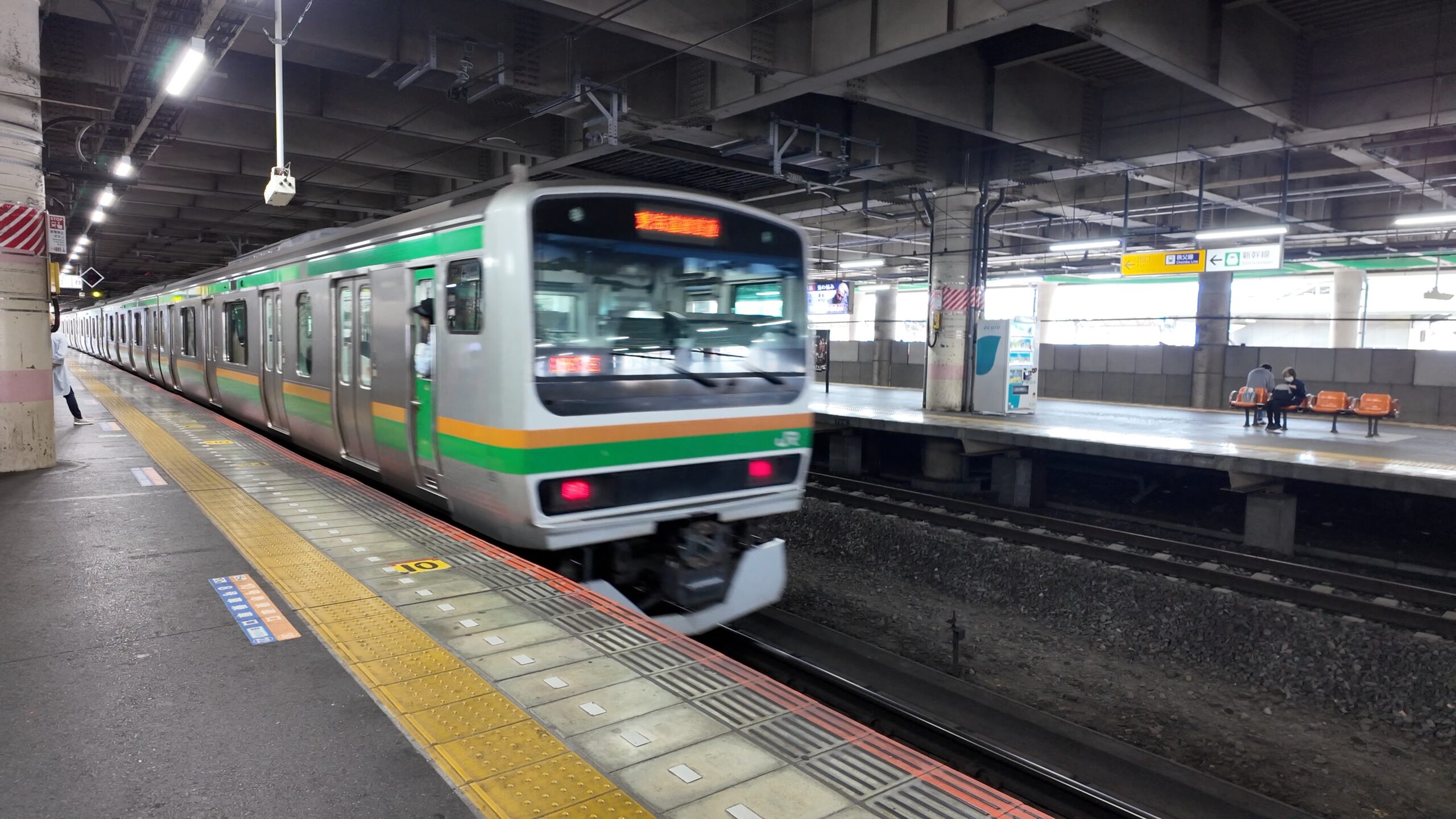 高崎駅ホームに入線する高崎線の電車