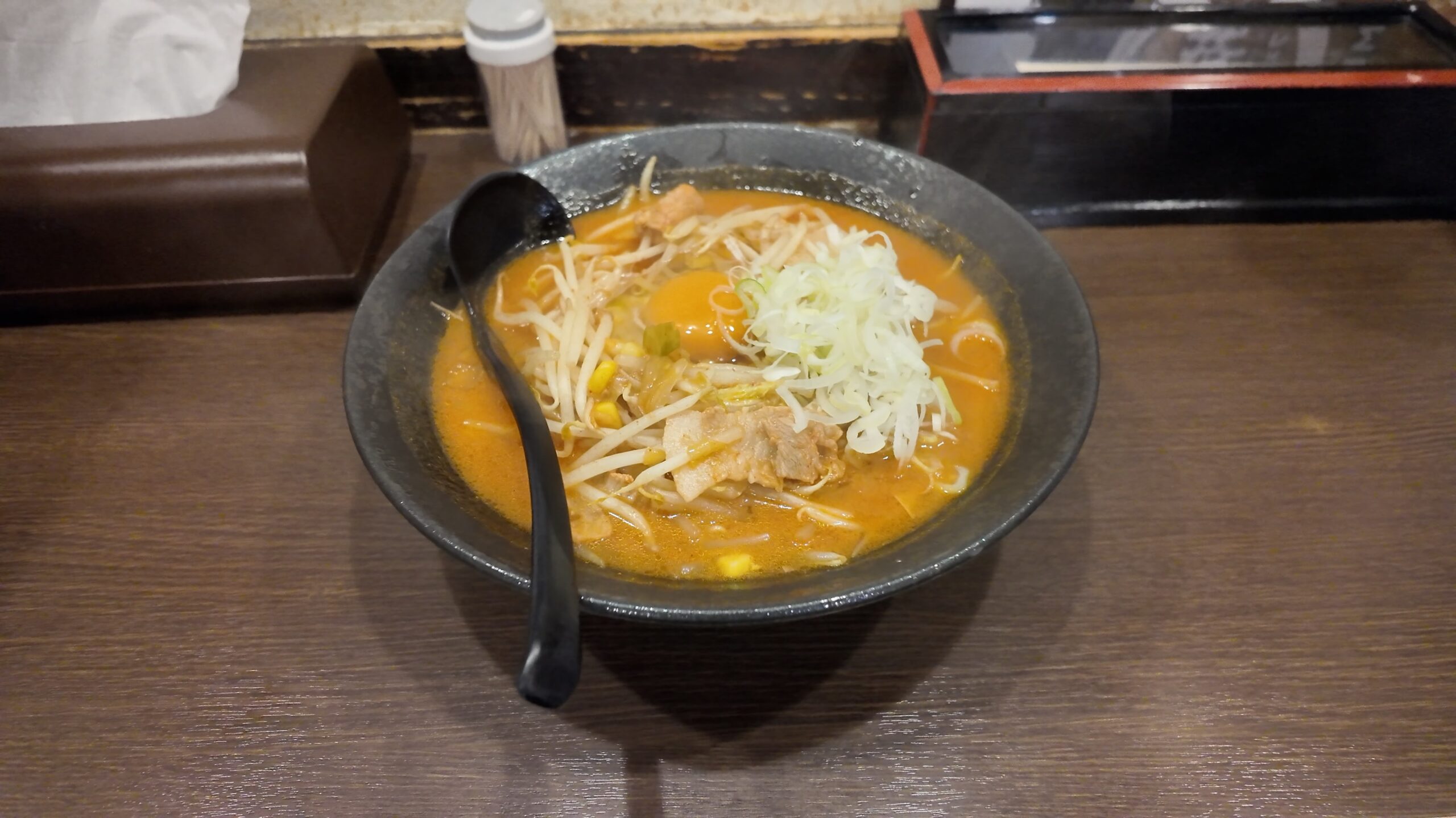 柳家フェザン店の盛岡名物「キムチ納豆ラーメン」（1,000円）