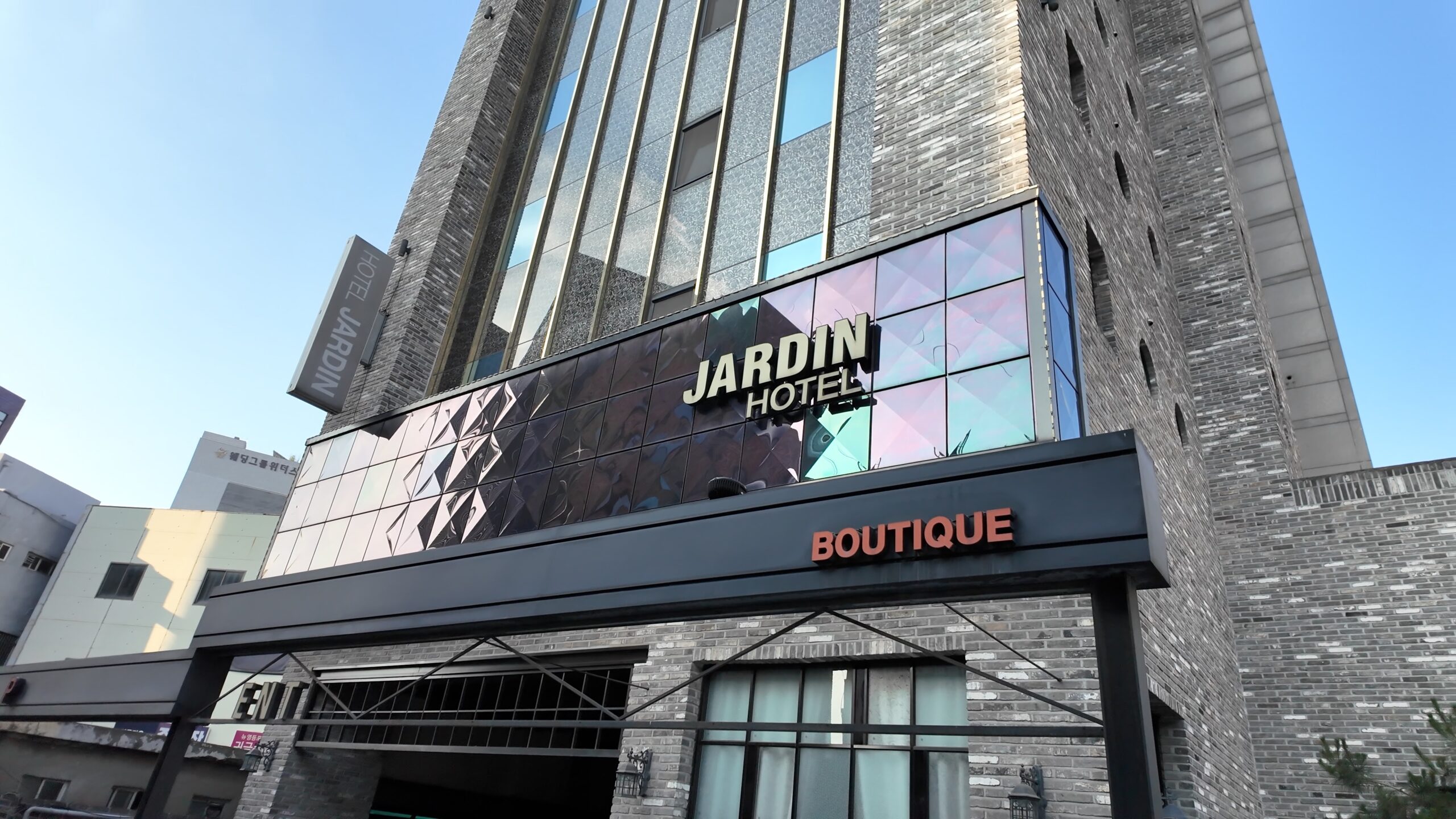 ホテルジャルダンのスタイリッシュな外観