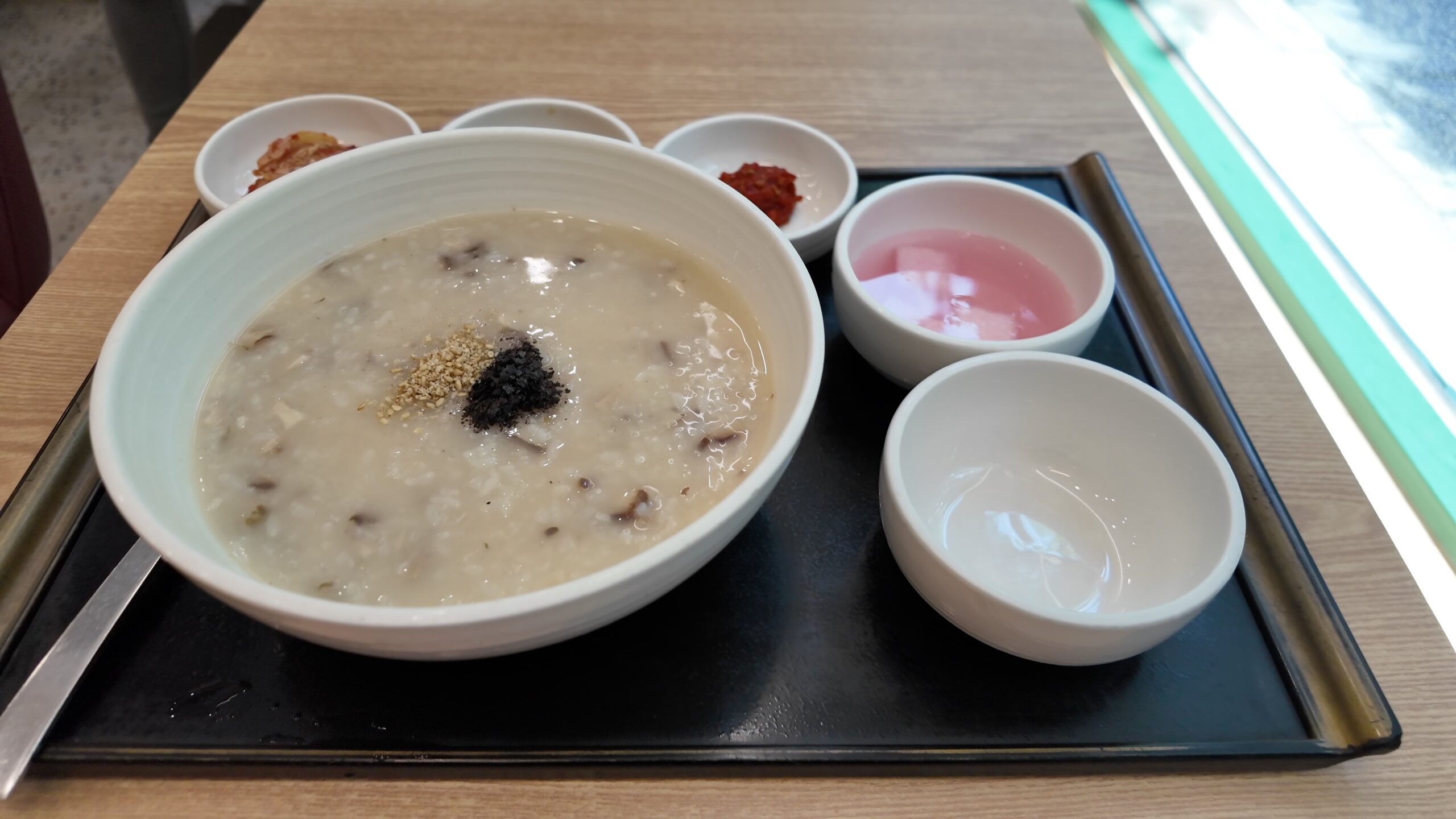 本粥で味わう温かいアワビ粥とおかず