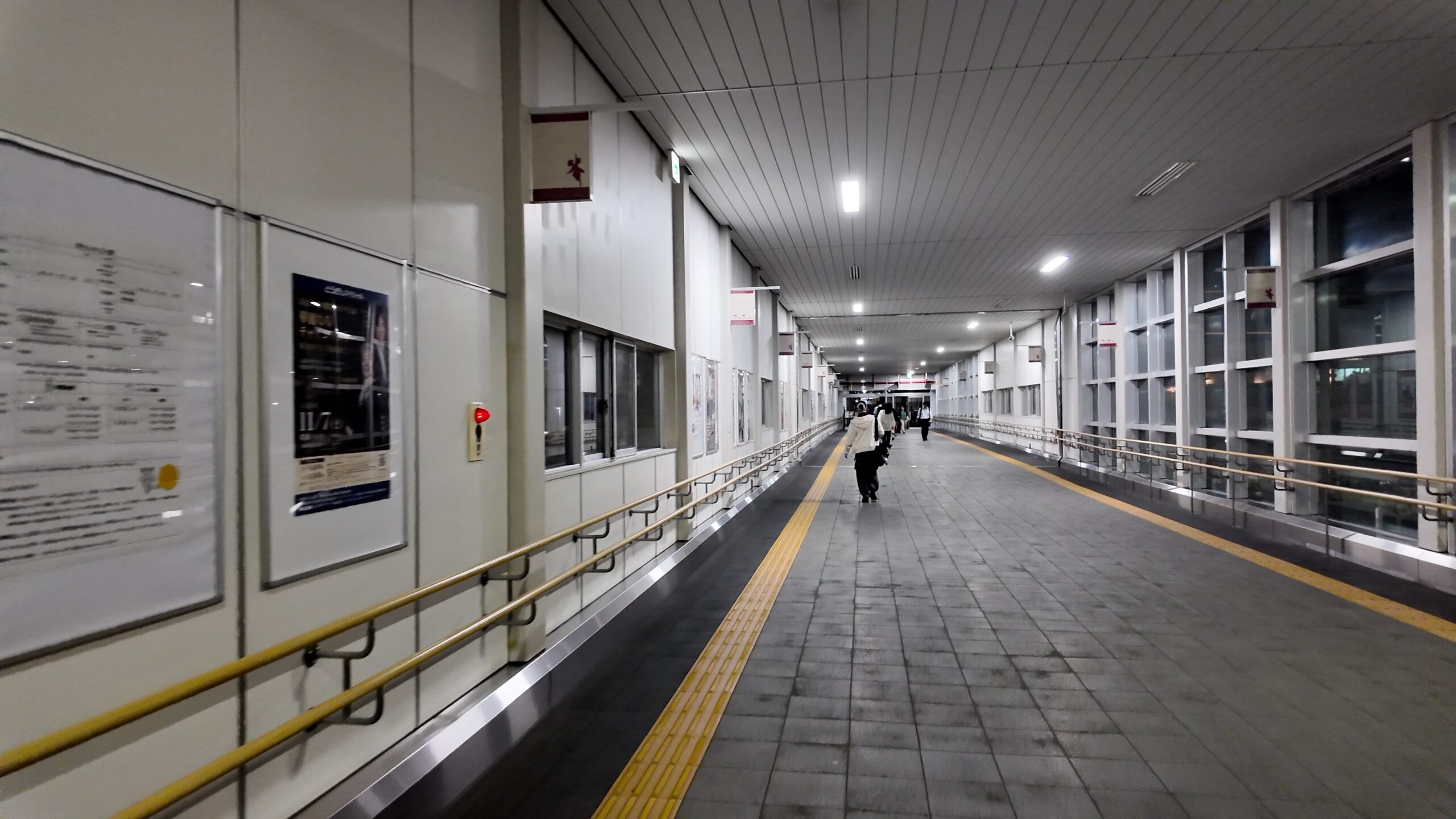 夜の盛岡駅・東西自由通路の様子