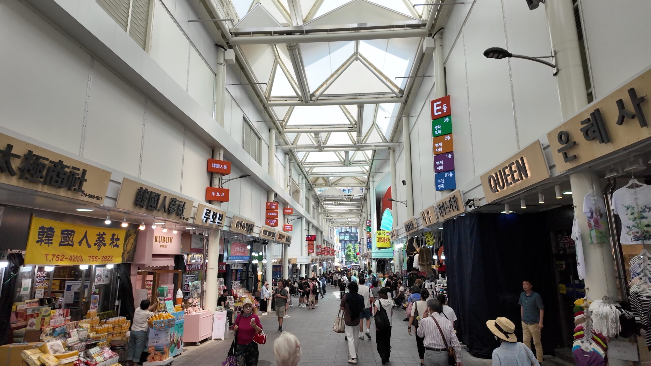 午前中から賑わいを見せる南大門市場の通り