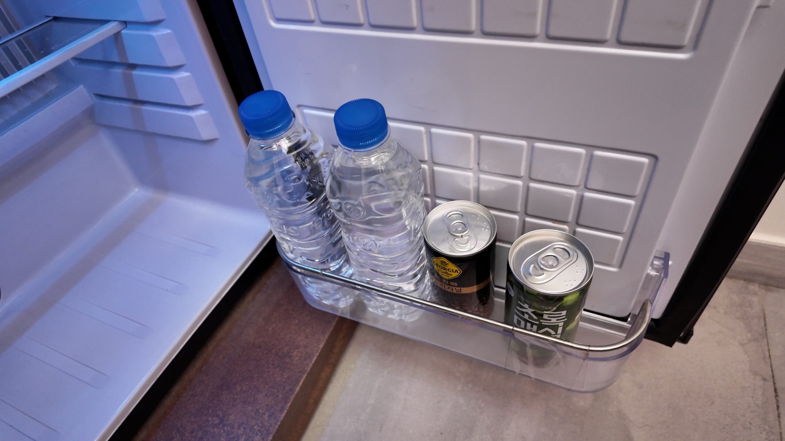 客室の冷蔵庫に用意された無料の水と缶ジュース・缶コーヒー